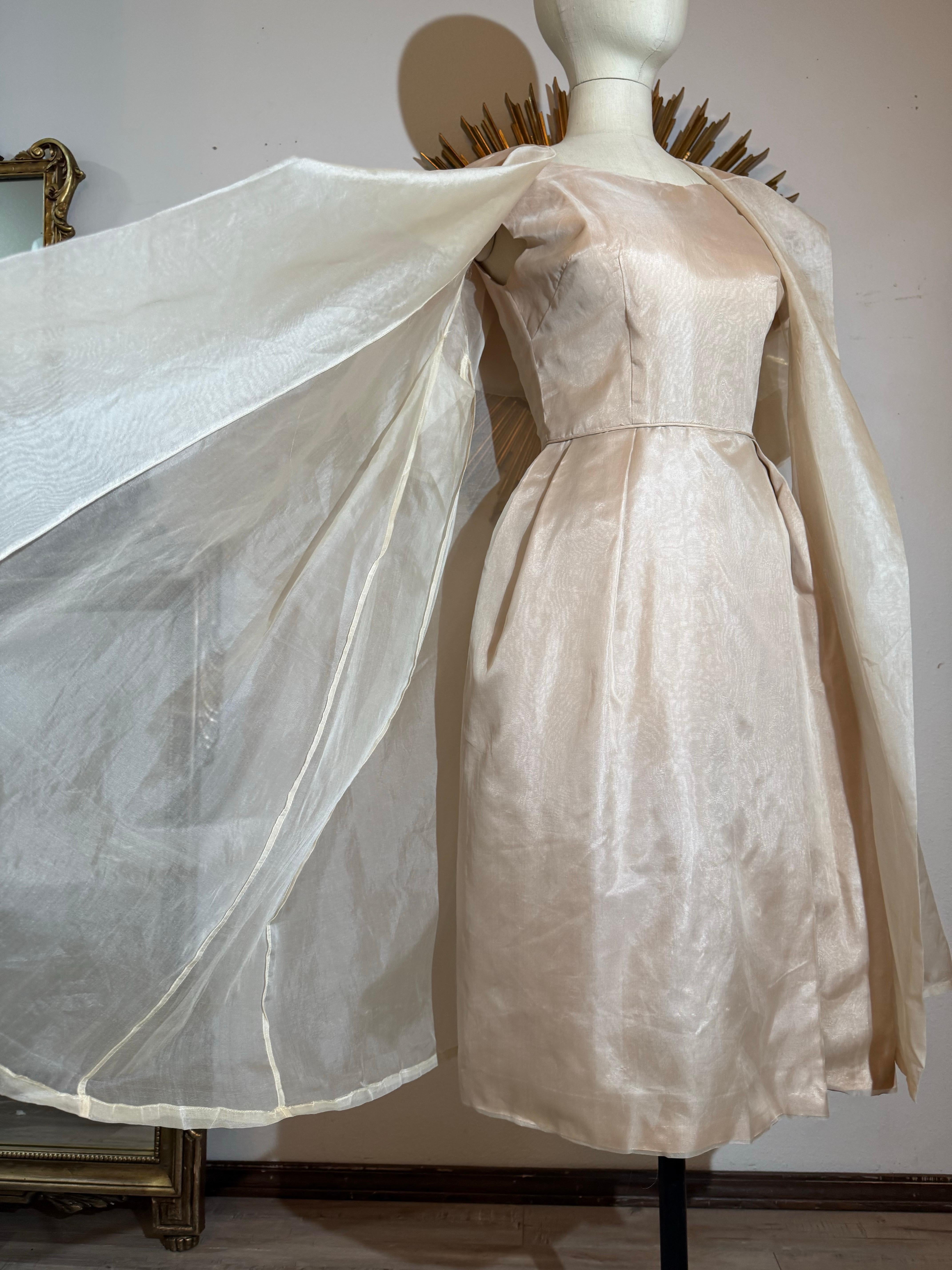 Abito 2 pezzi in organza e cappotto trasparente con colletto grande degli anni '50 in vendita 3