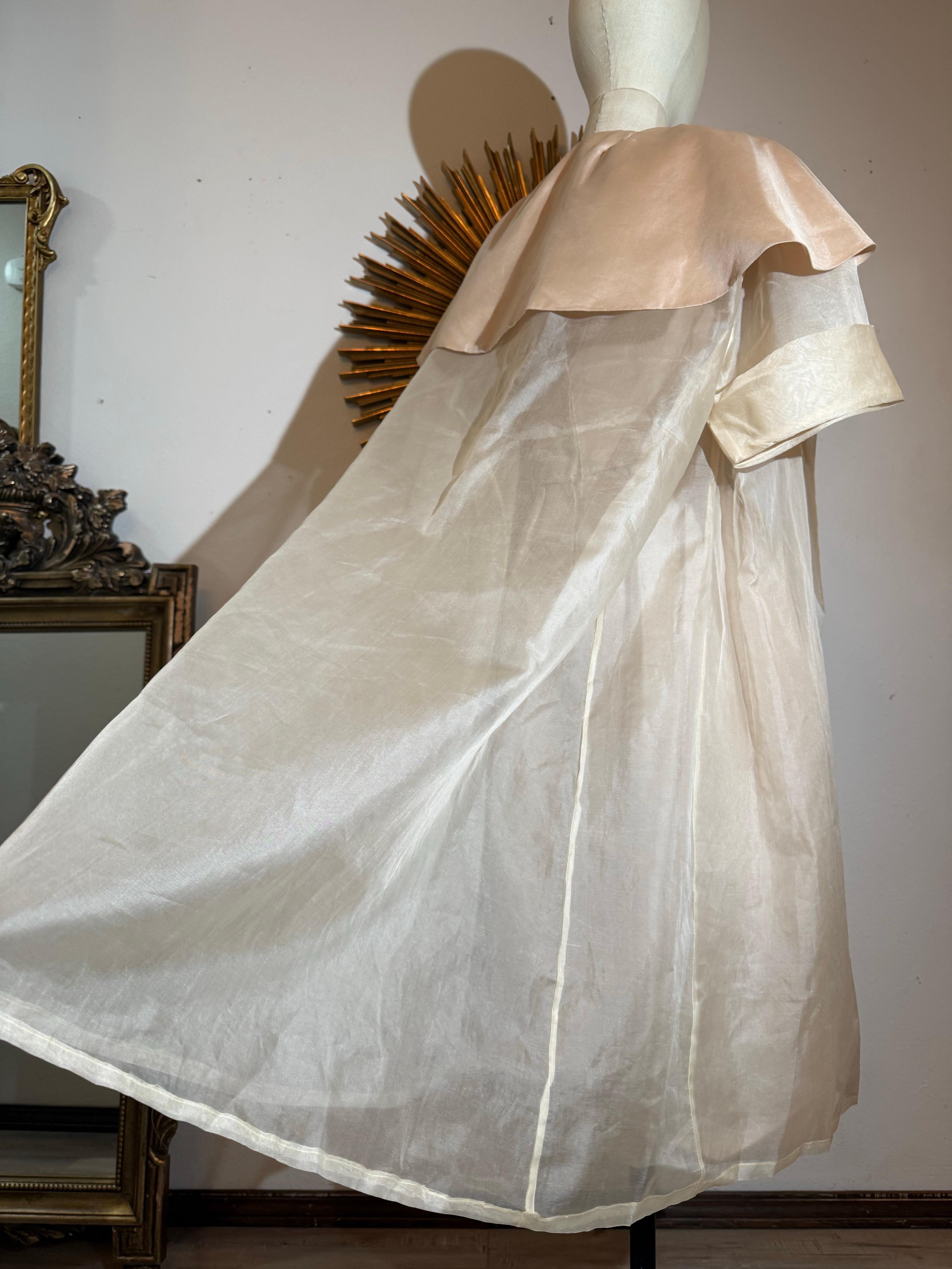 Abito 2 pezzi in organza e cappotto trasparente con colletto grande degli anni '50 in vendita 4