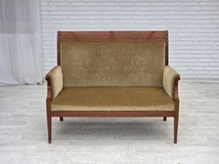 Años 50, sofá danés de dos plazas con respaldo alto, tapizado en terciopelo y madera de teca lacada.