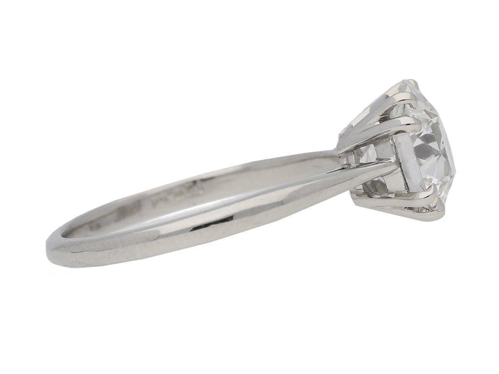 Solitär-Diamantring mit altem Schliff. Besetzt mit einem runden Diamanten im Altschliff, Farbe F, Reinheit VS2, mit einem ungefähren Gewicht von 2,03 Karat, in einer offenen Vier-Krallen-Fassung, zu einem strukturierten durchbrochenen Ring mit