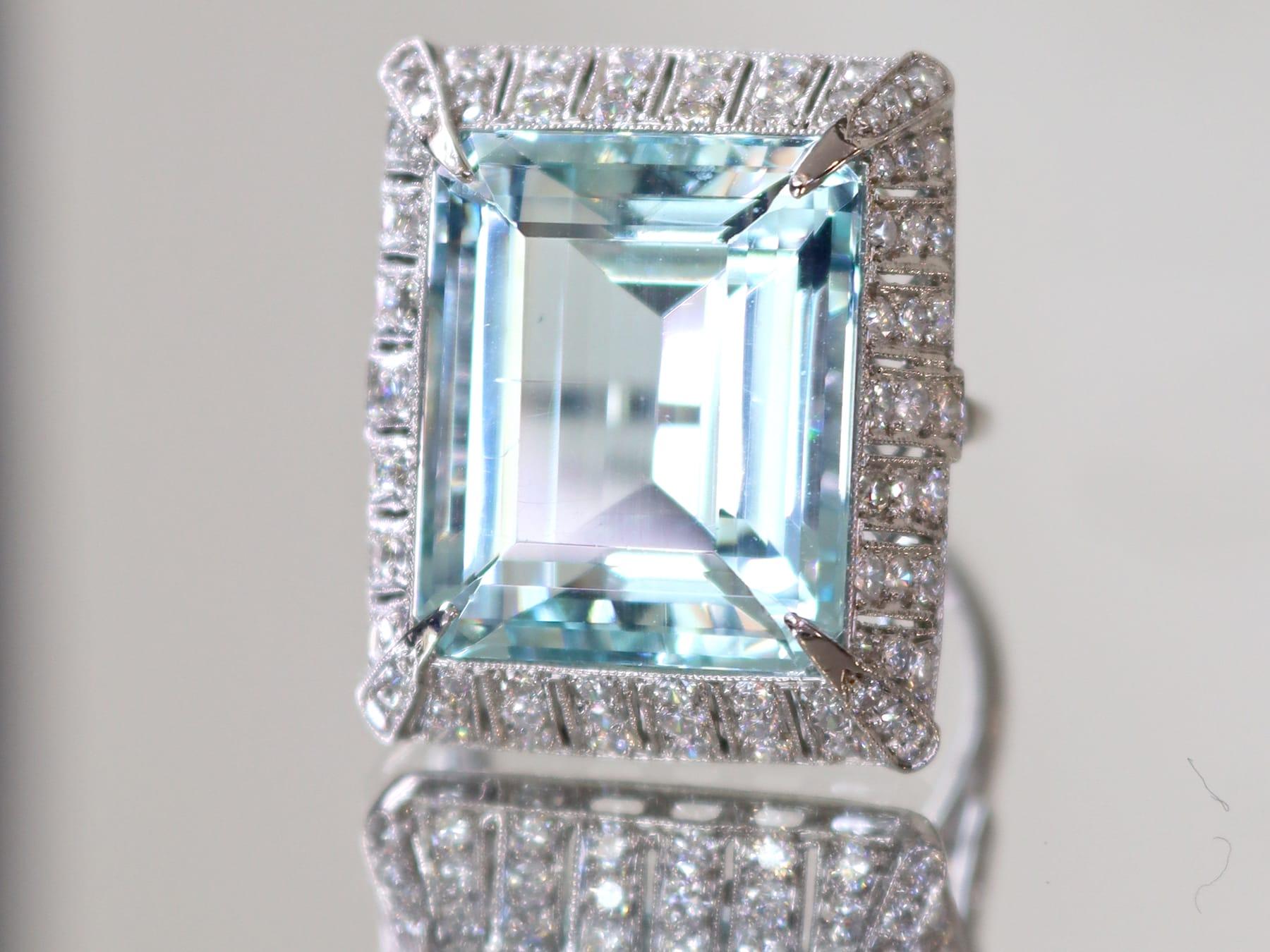 1950s 20.50Ct Emerald Cut Aquamarine and 2.15Ct Diamond Platinum Cocktail Ring In Excellent Condition For Sale In Jesmond, Newcastle Upon Tyne