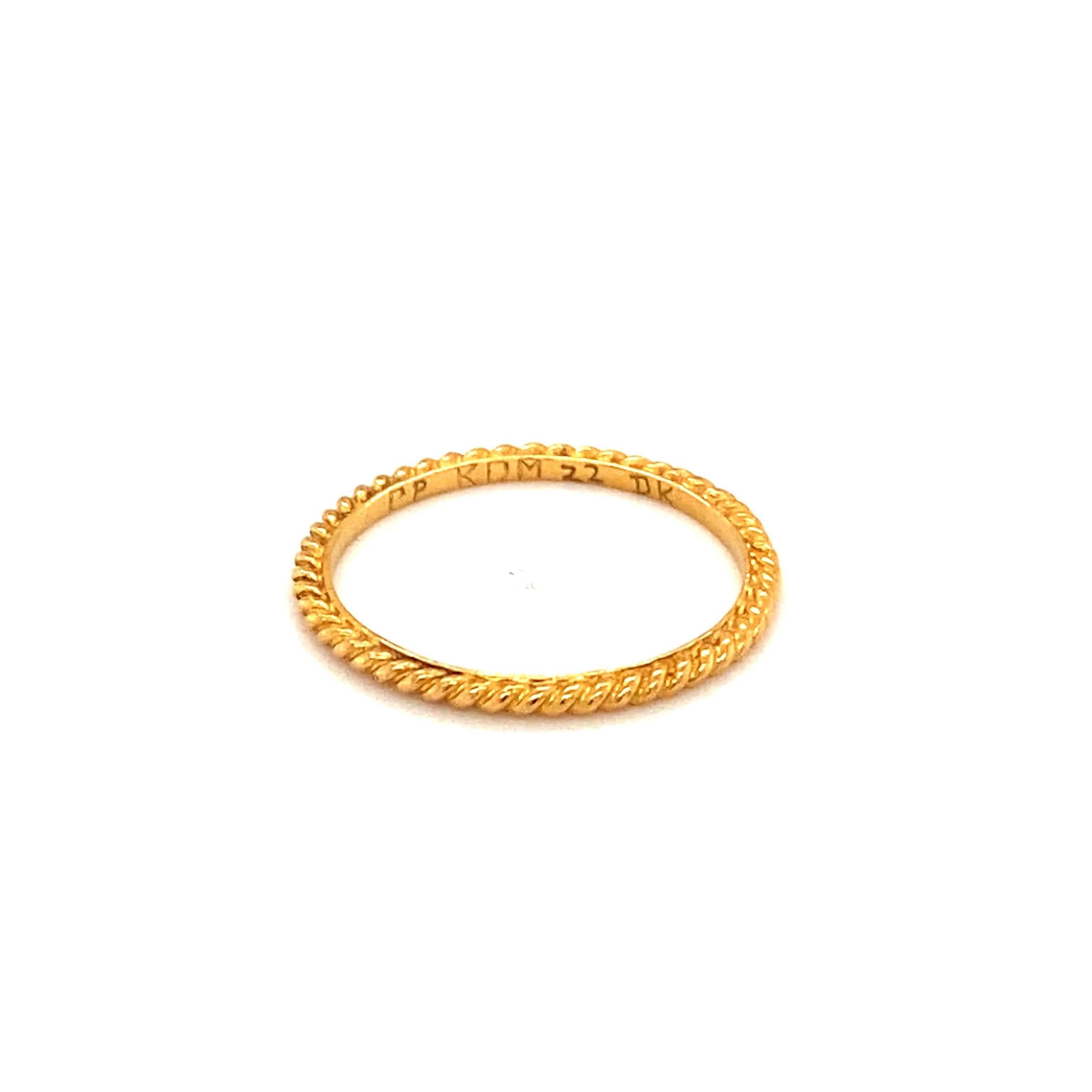 Artikel-Details:
Metalltyp: 22 Karat Gelbgold 
Gewicht: 1,2 Gramm 
Größe: 5,5

Artikelmerkmale:
Dieser Ring hat ein wunderschönes und einzigartiges Rippendesign, das sich um das gesamte Band zieht.
Das kontrastreiche 22-karätige Gelbgold verleiht