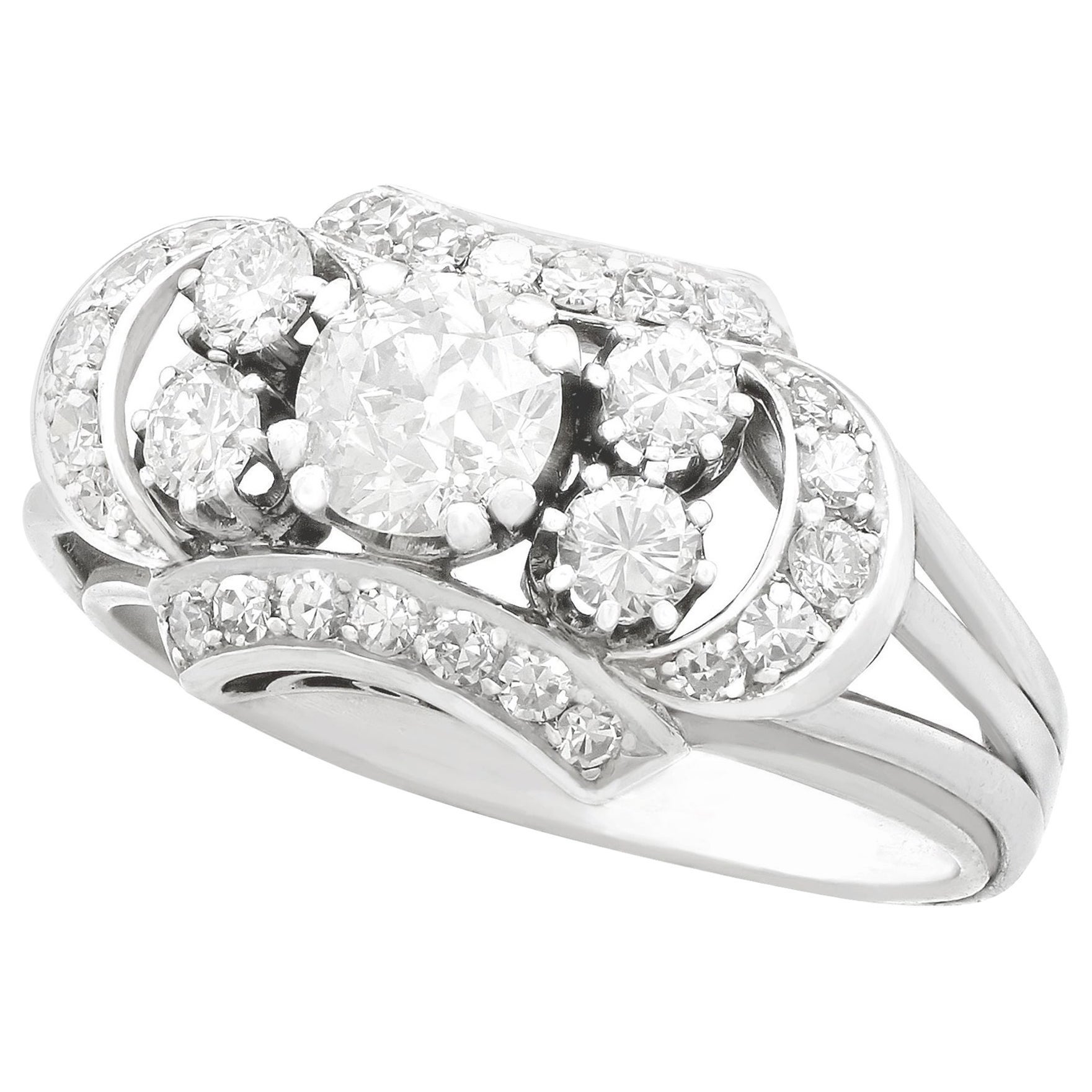 Anillo de cóctel de oro blanco y diamantes de 2,20 quilates de los años 50