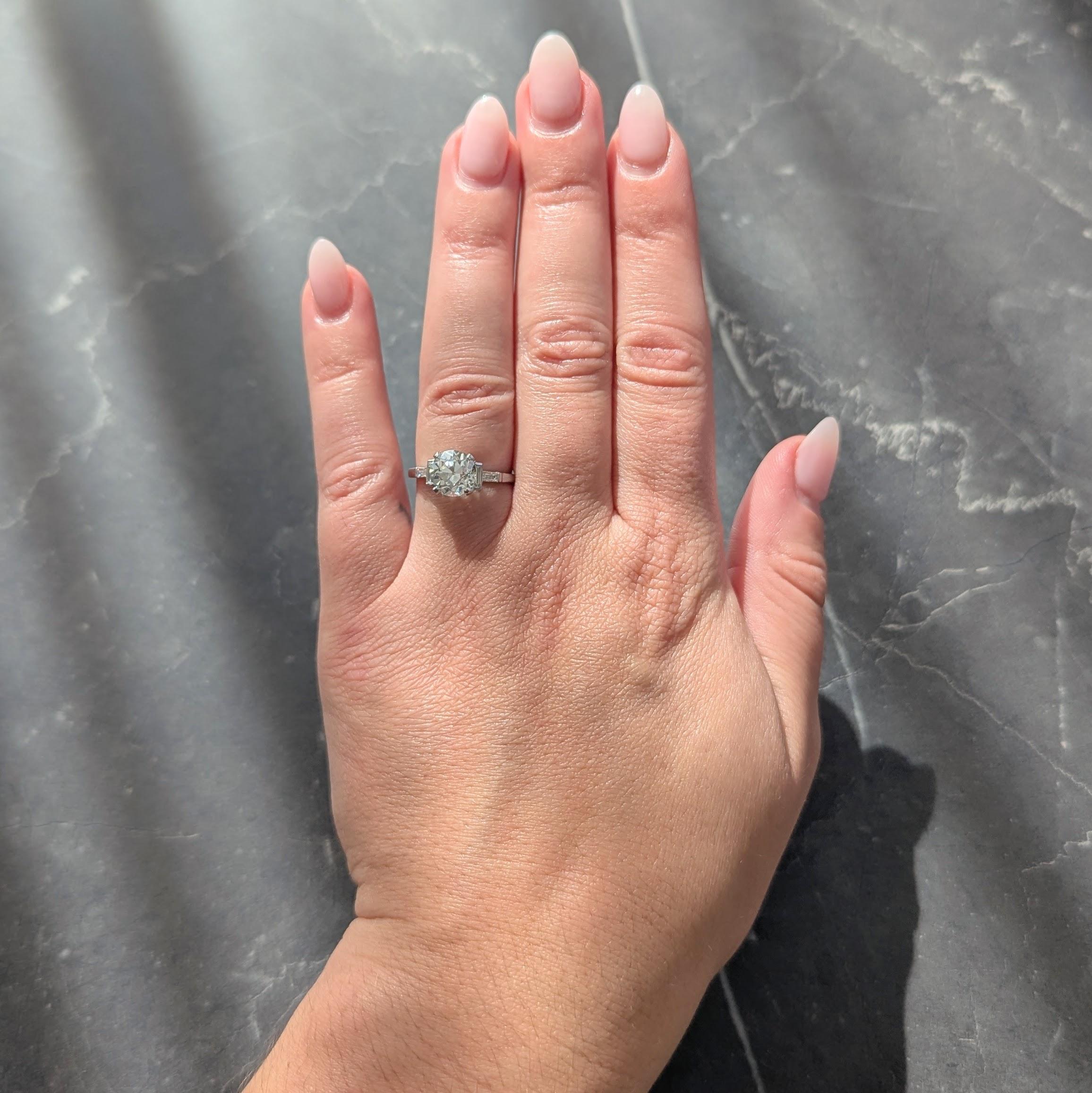 Al centro un diamante vecchio taglio europeo del peso di 2,00 carati - colore K con purezza VS1
Incastonato in un cestino e affiancato da diamanti taglio baguette incastonati a barra
Peso totale di circa 0,25 carati - Colore H con purezza