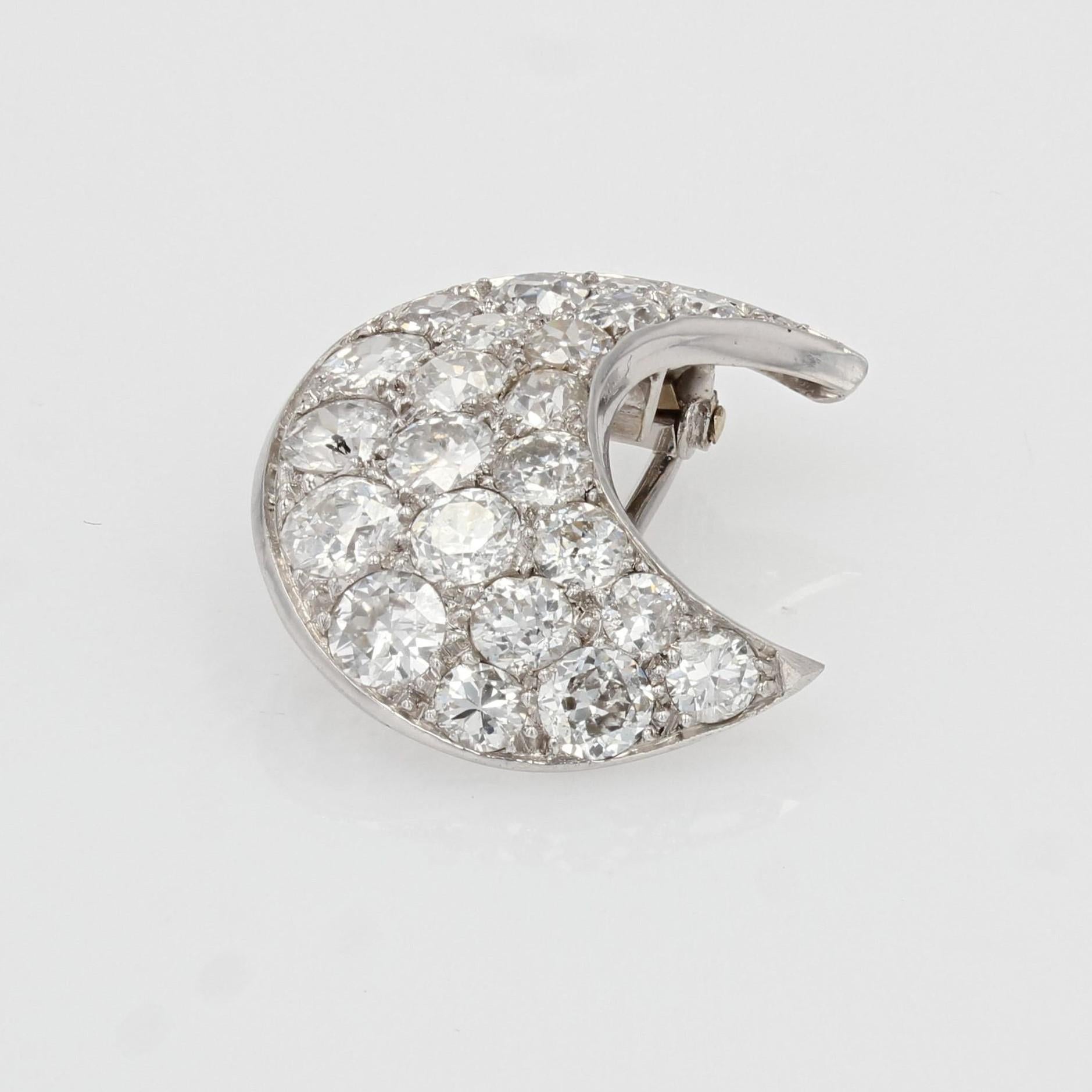 Brooch in 18 karat white gold, owl hallmark and platinum, mascaron hallmark.
Charming antique brooch, it represents a slightly curved crescent moon set with 23 brilliant-cut diamonds. The attachment system is a double pin.
Total weight of diamonds :