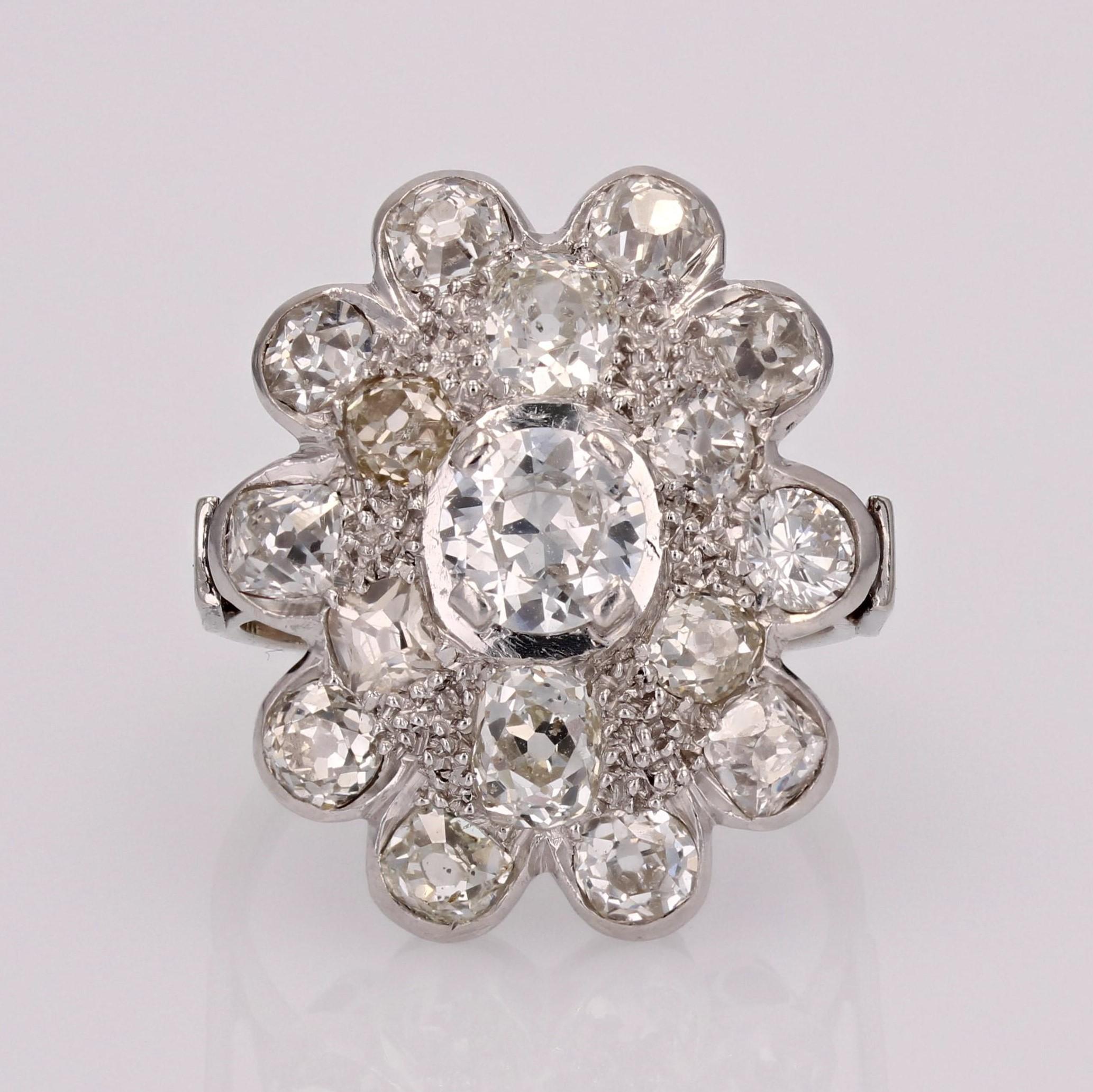 1950er Jahre 2,65 Karat Diamanten 18 Karat Weißgold Blumenring im Angebot 9