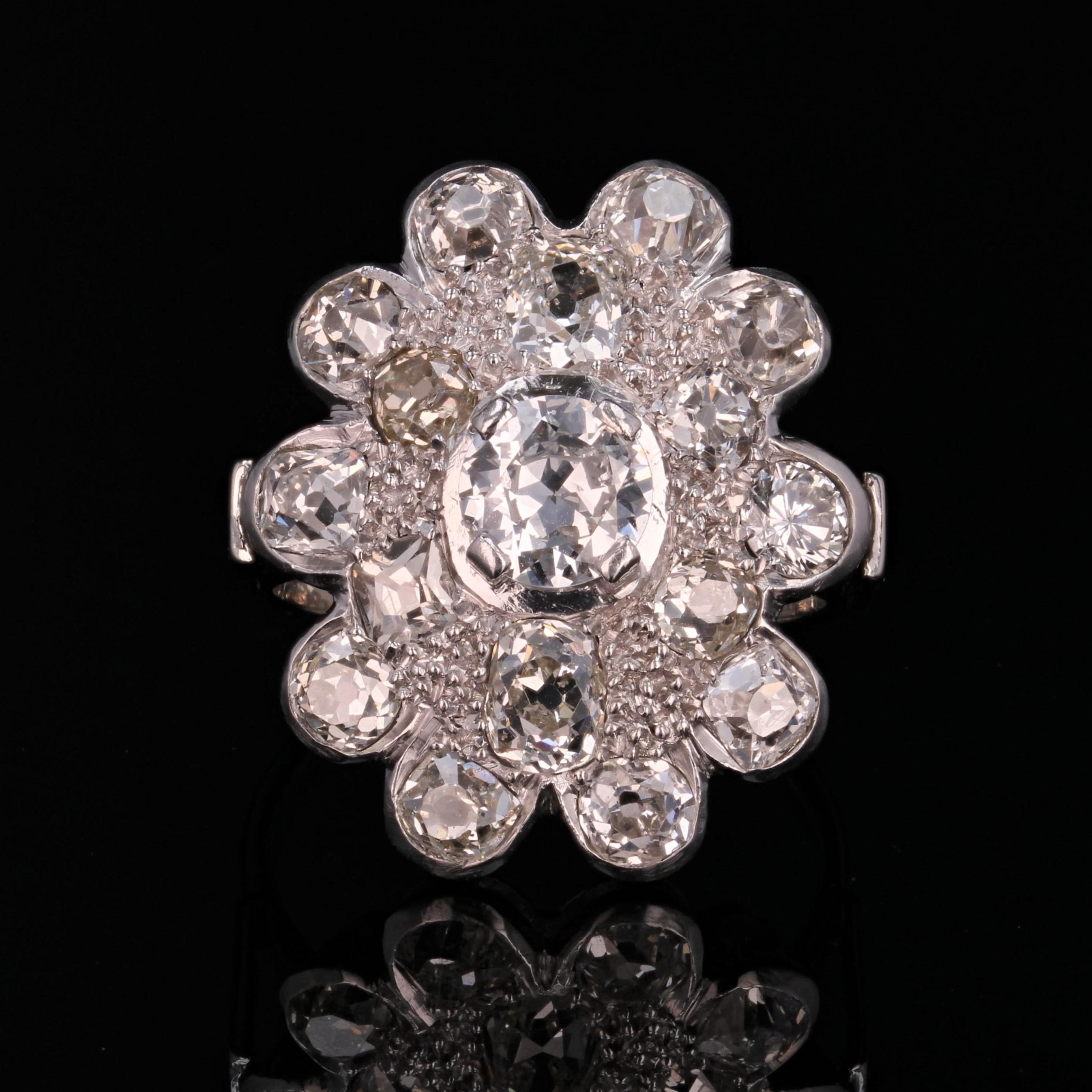 1950s 2.65 Carat Diamonds 18 Karat White Gold Flower Ring In Excellent Condition For Sale In Poitiers, FR