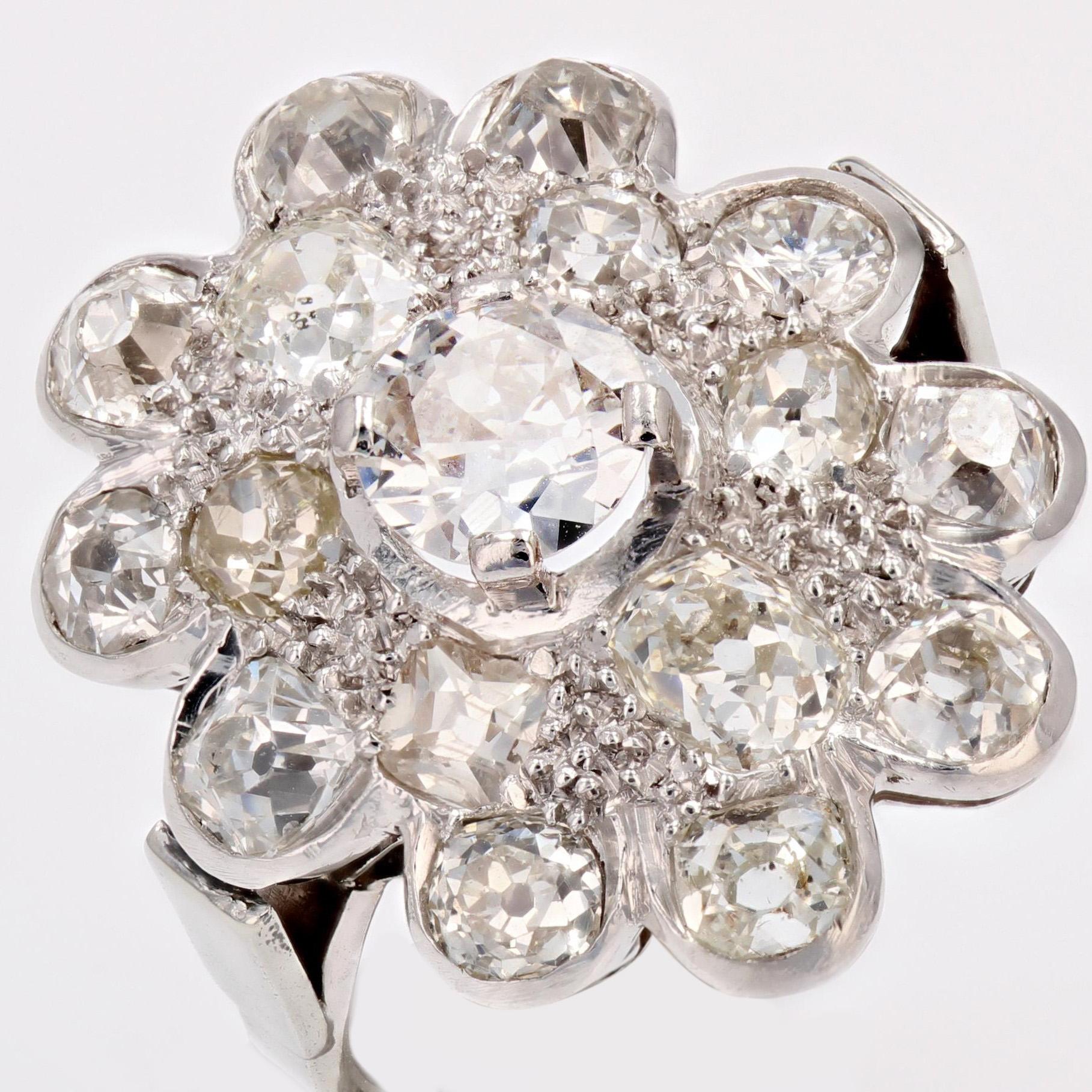 1950er Jahre 2,65 Karat Diamanten 18 Karat Weißgold Blumenring im Angebot 3