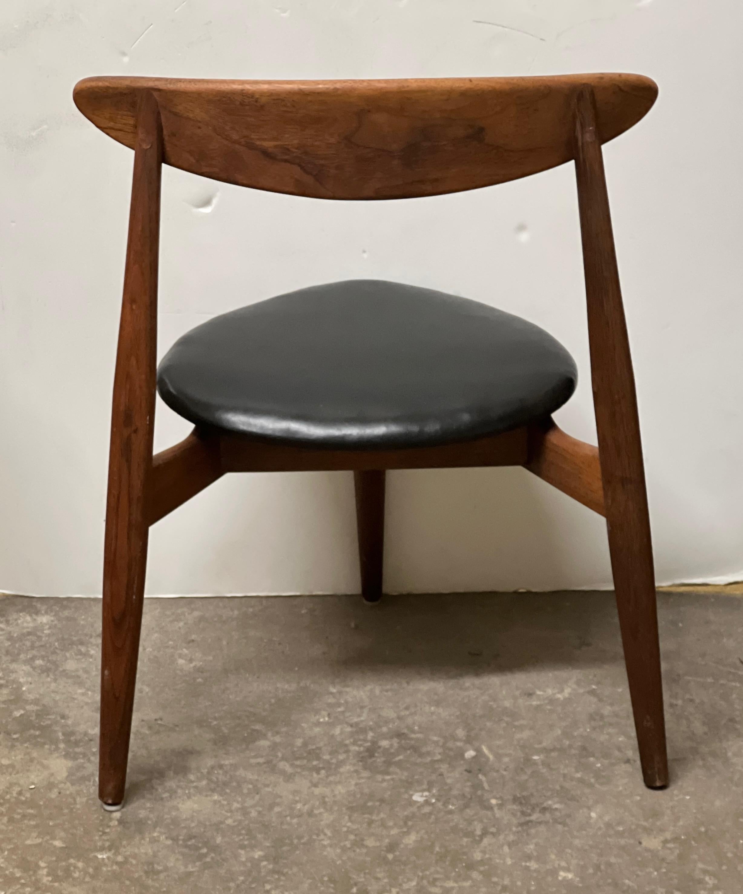 Mid-Century Modern Chaise à 3 pieds des années 1950 Attribuée à Hans J. Wegner Chaise à cœur
