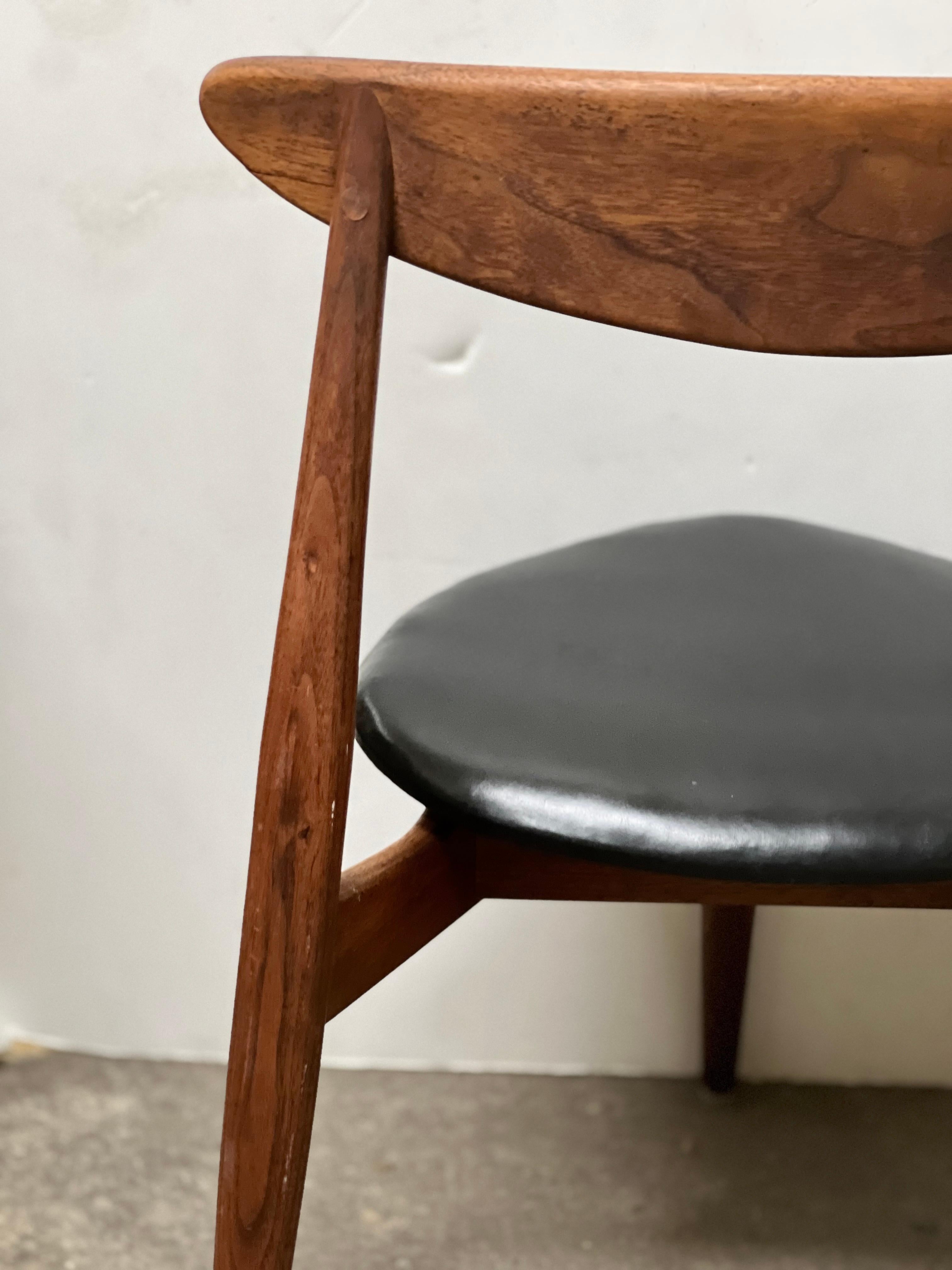 Européen Chaise à 3 pieds des années 1950 Attribuée à Hans J. Wegner Chaise à cœur