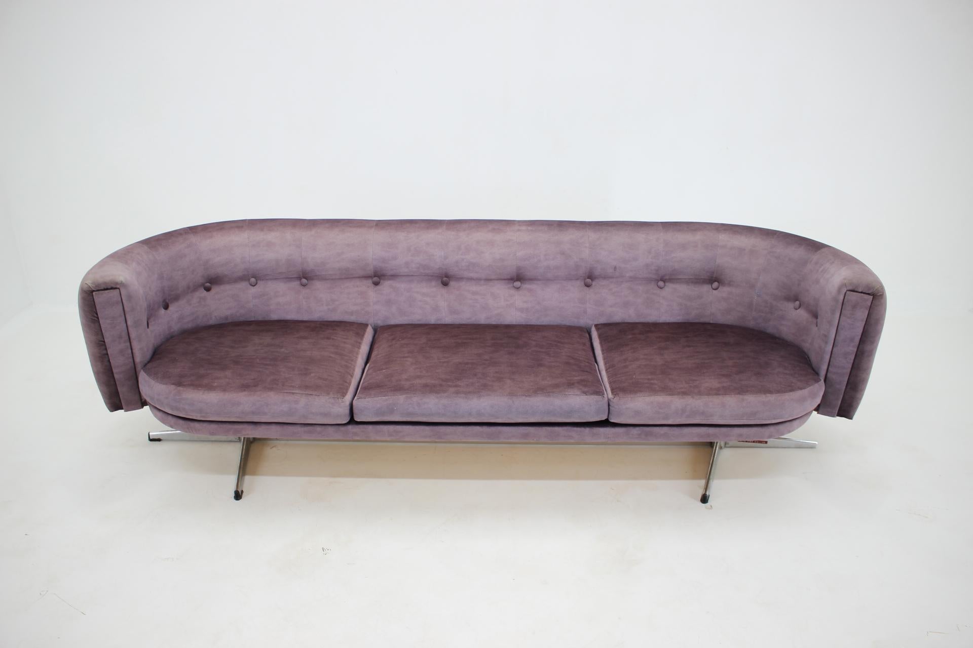 - Good original condition 
- It has been reupholstered many years ago
- Measures: High of seat 36 cm.