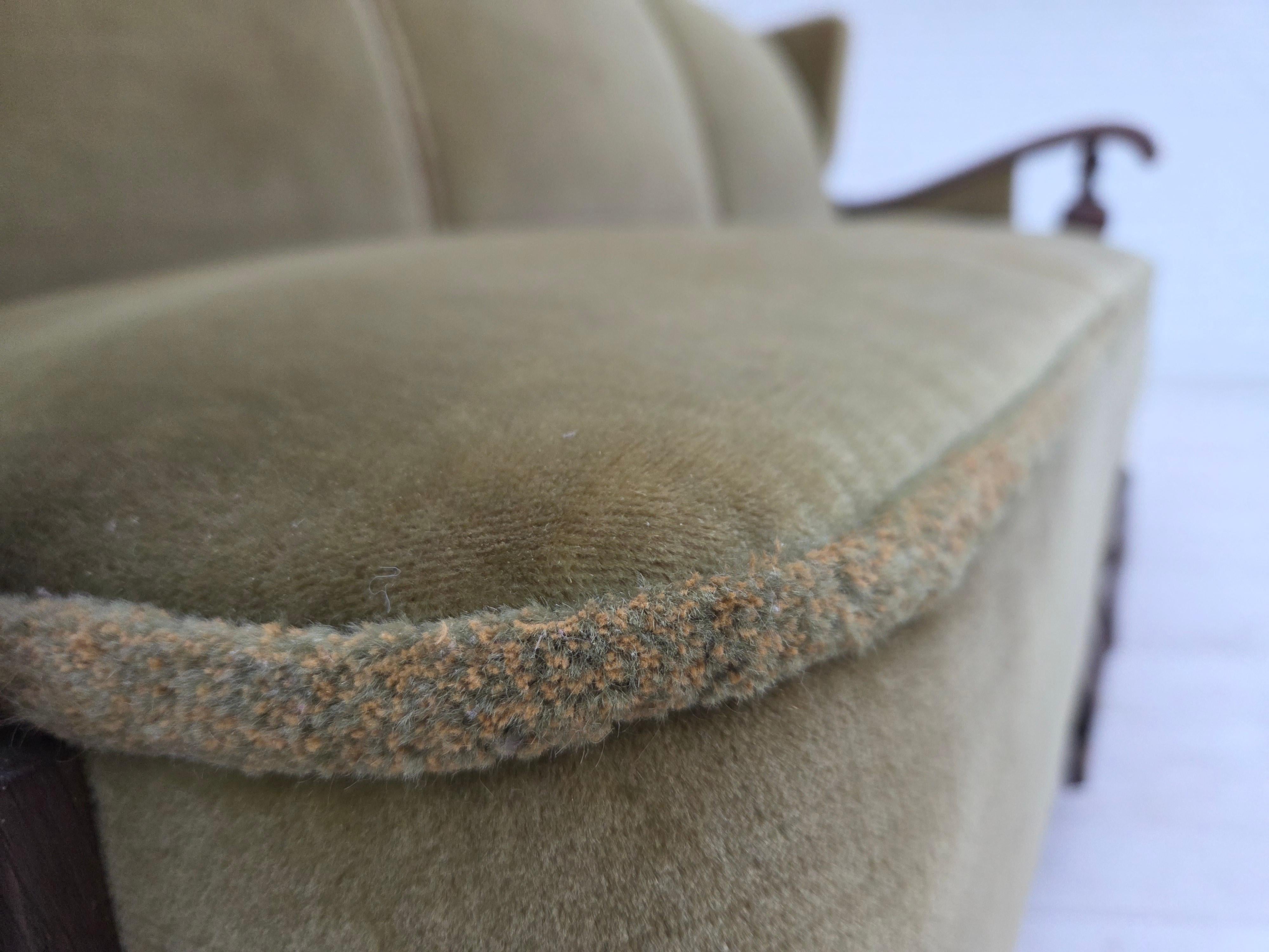 1950er Jahre, 3-sitziges dänisches Sofa, Originalzustand, Möbelvelours, Eichenholz. im Angebot 3
