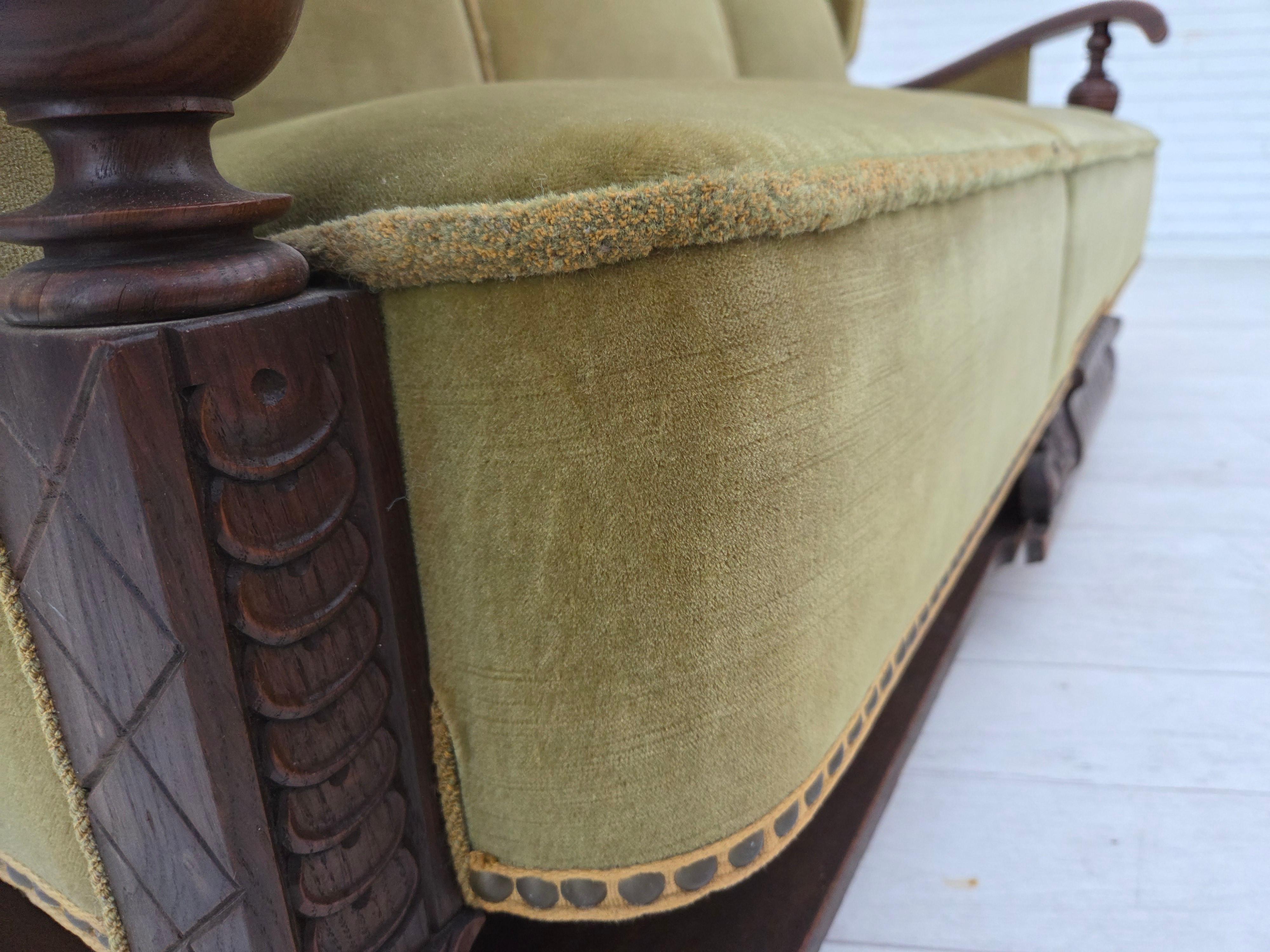 1950er Jahre, 3-sitziges dänisches Sofa, Originalzustand, Möbelvelours, Eichenholz. im Angebot 4