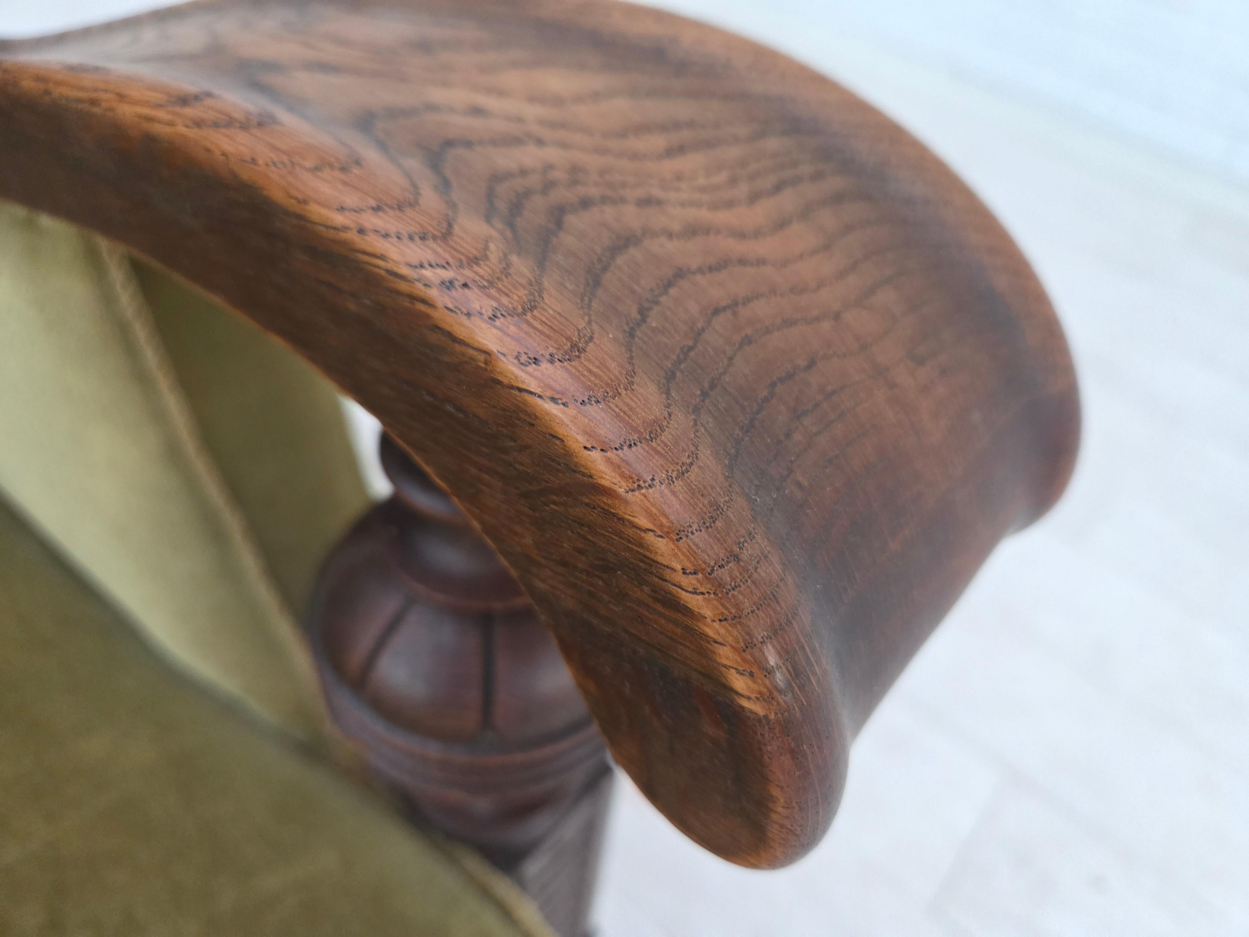 1950er Jahre, 3-sitziges dänisches Sofa, Originalzustand, Möbelvelours, Eichenholz. im Angebot 5