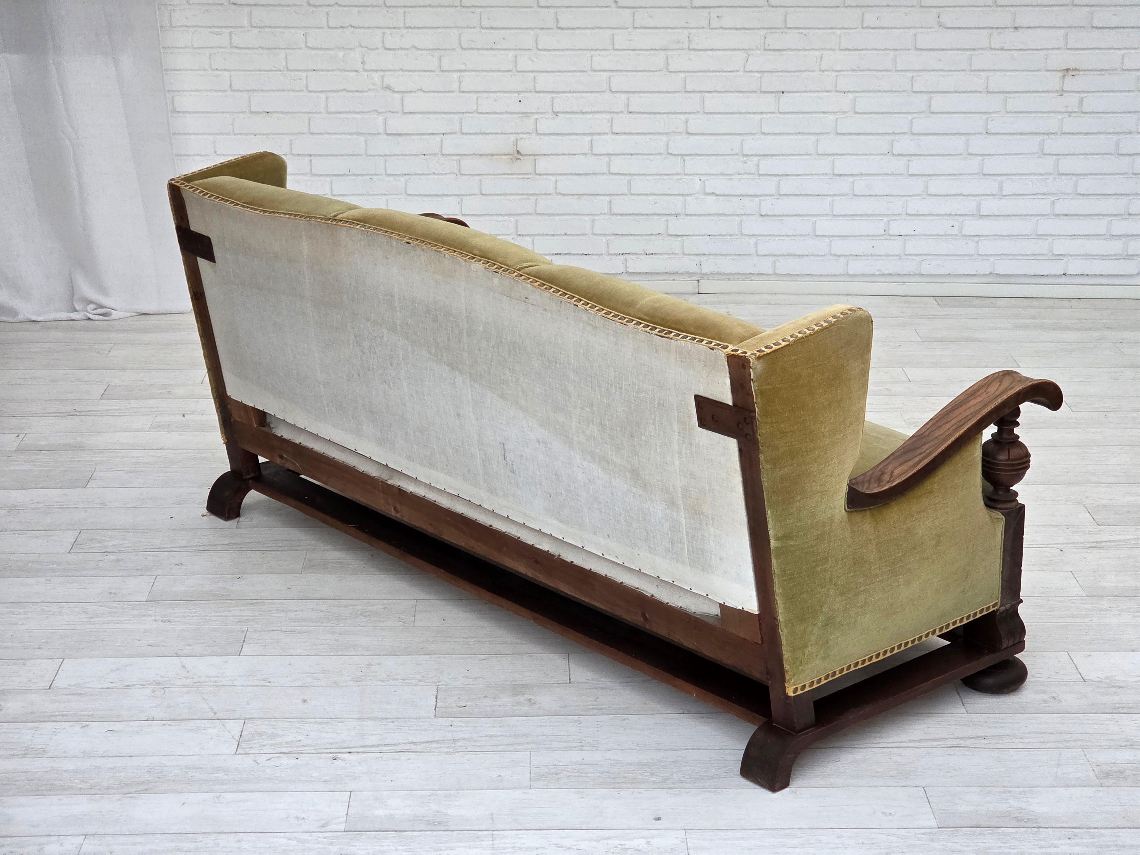 1950er Jahre, 3-sitziges dänisches Sofa, Originalzustand, Möbelvelours, Eichenholz. im Angebot 6