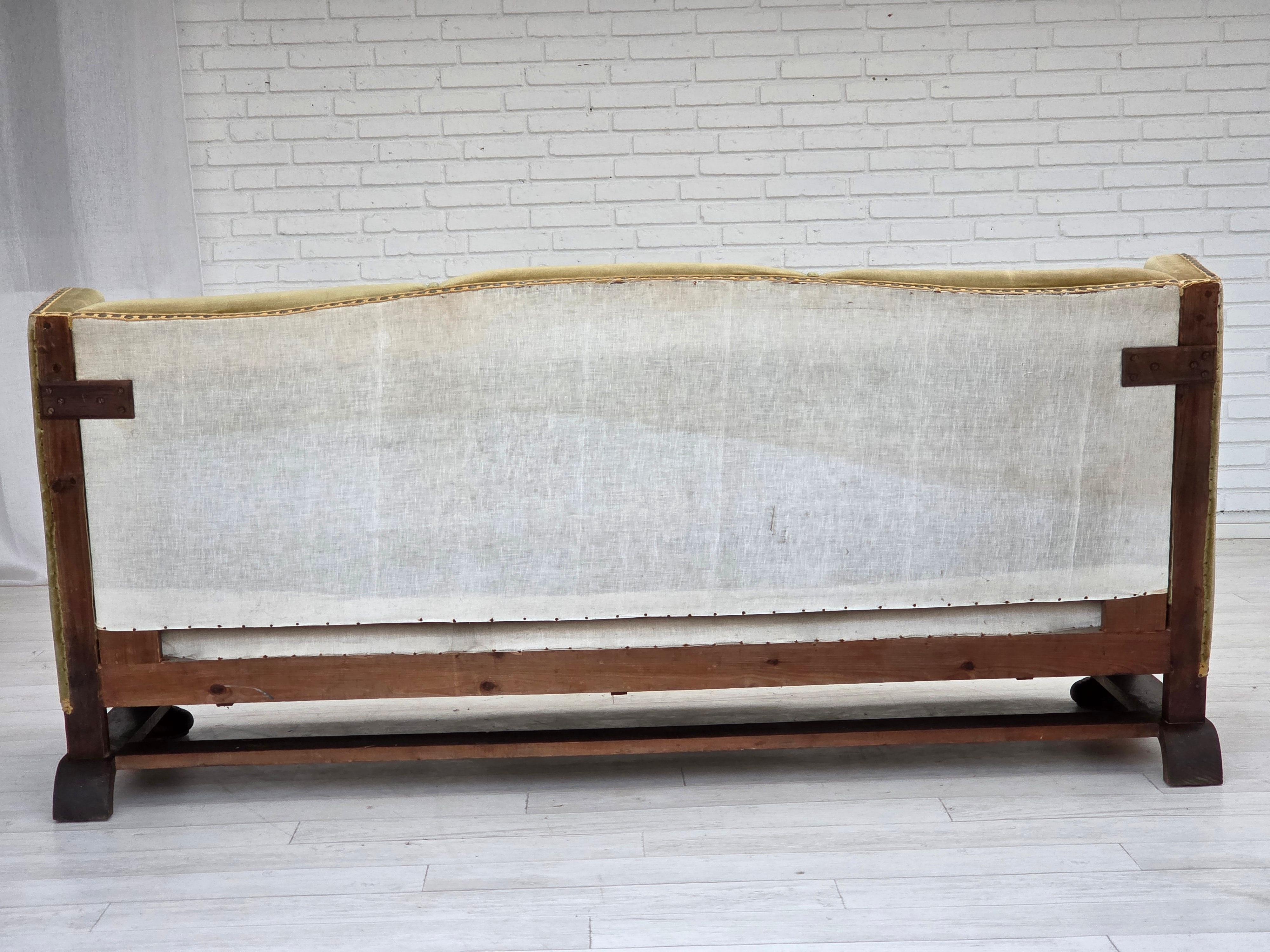 1950er Jahre, 3-sitziges dänisches Sofa, Originalzustand, Möbelvelours, Eichenholz. im Angebot 7