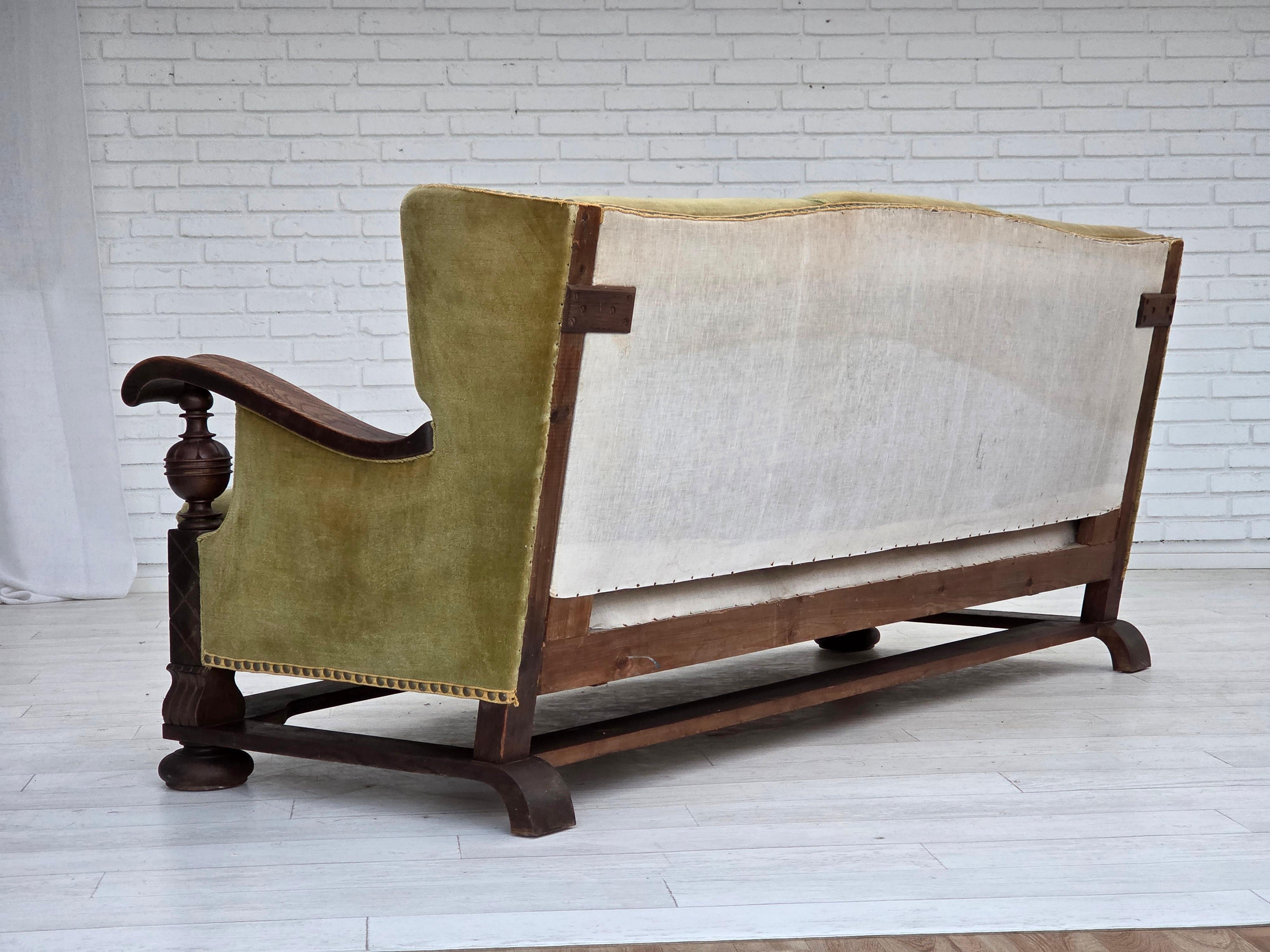 1950er Jahre, 3-sitziges dänisches Sofa, Originalzustand, Möbelvelours, Eichenholz. im Angebot 8