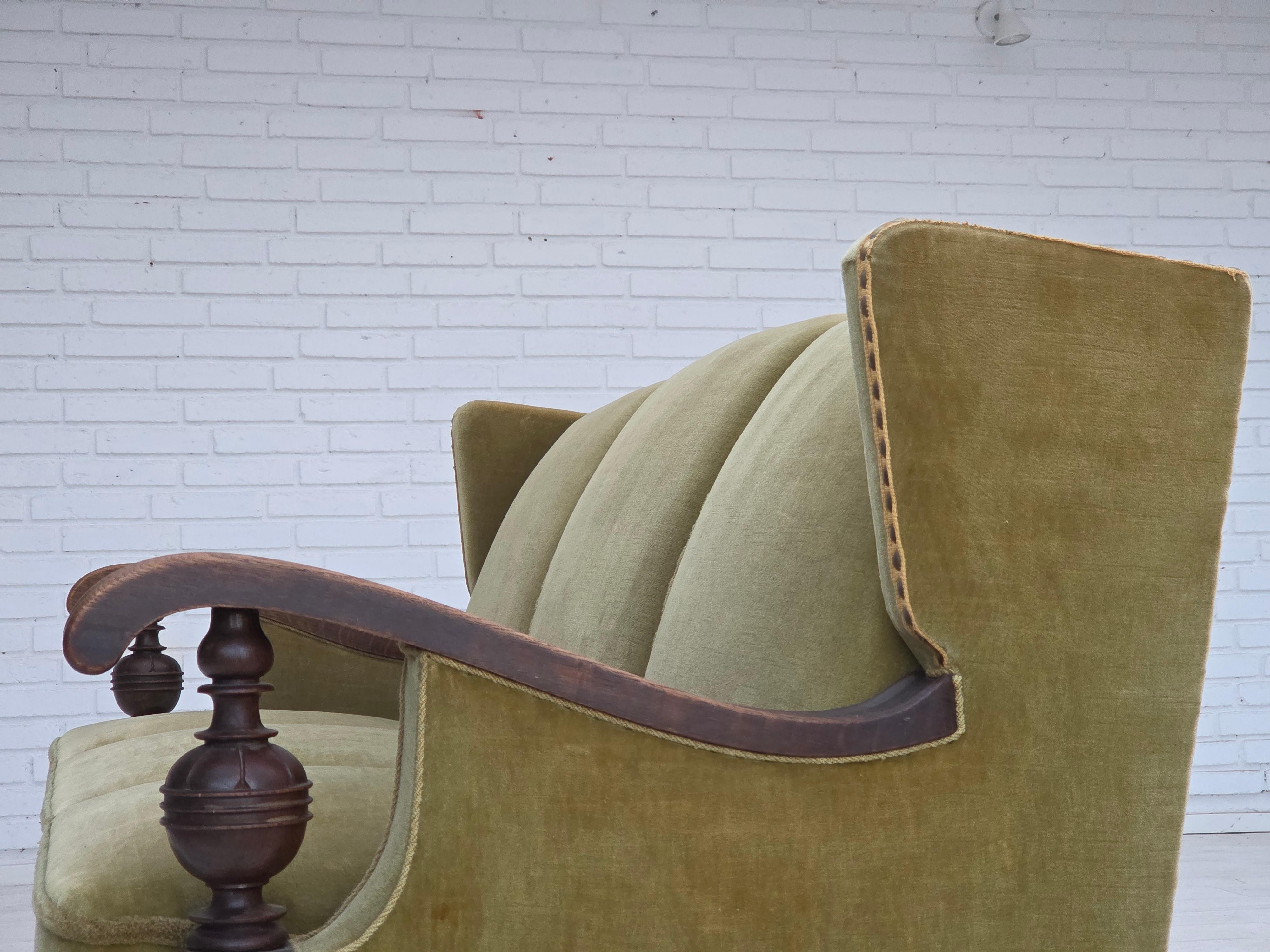 1950er Jahre, 3-sitziges dänisches Sofa, Originalzustand, Möbelvelours, Eichenholz. im Angebot 9