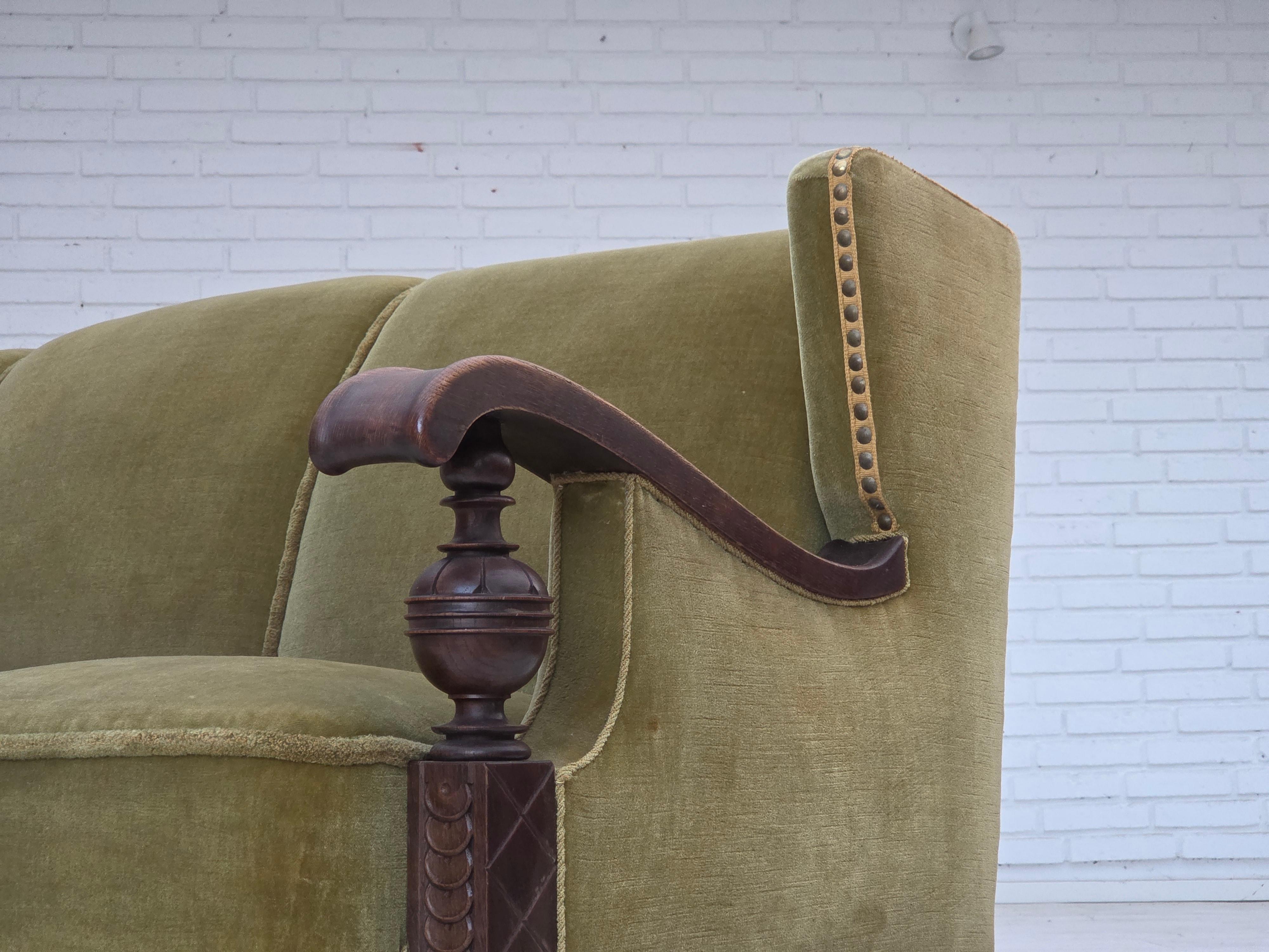 1950er Jahre, 3-sitziges dänisches Sofa, Originalzustand, Möbelvelours, Eichenholz. im Angebot 10
