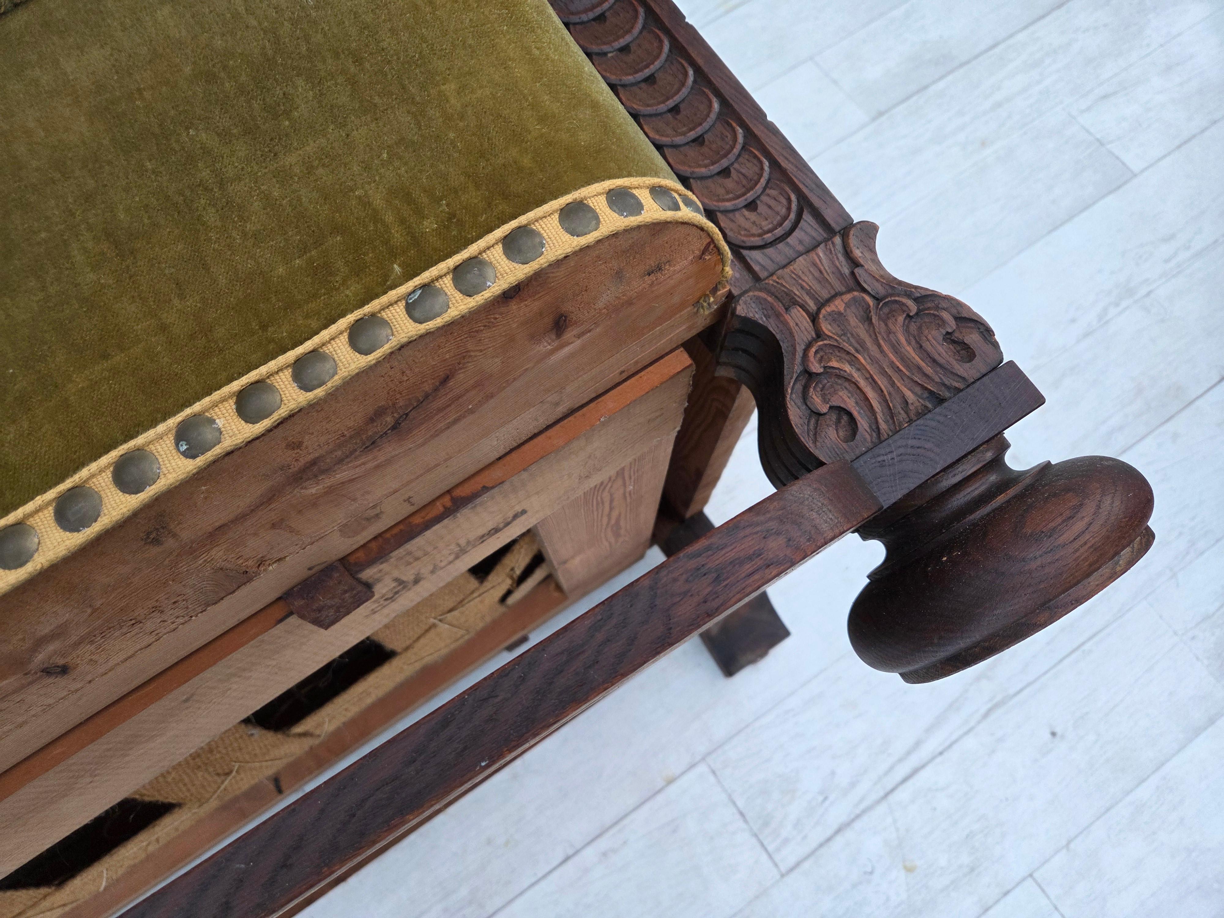 1950er Jahre, 3-sitziges dänisches Sofa, Originalzustand, Möbelvelours, Eichenholz. im Angebot 12