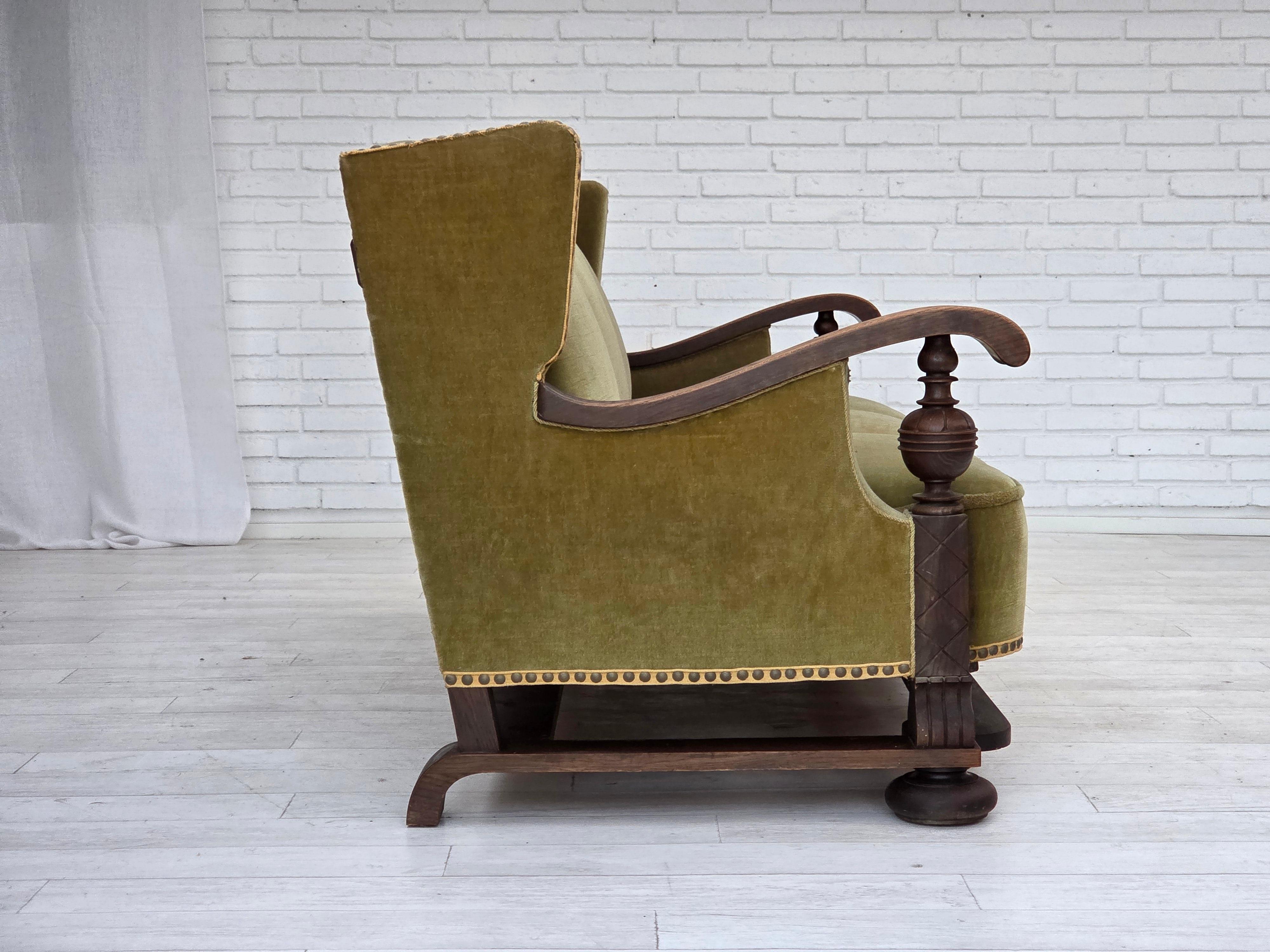 1950er Jahre, 3-sitziges dänisches Sofa. Guter Originalzustand: keine Gerüche, keine Flecken und stabile Konstruktion. Leichte Gebrauchsspuren. Original grüner Baumwoll-Möbelvelours, Messingfedern in der, massives dunkles Eichenholz. Hergestellt von