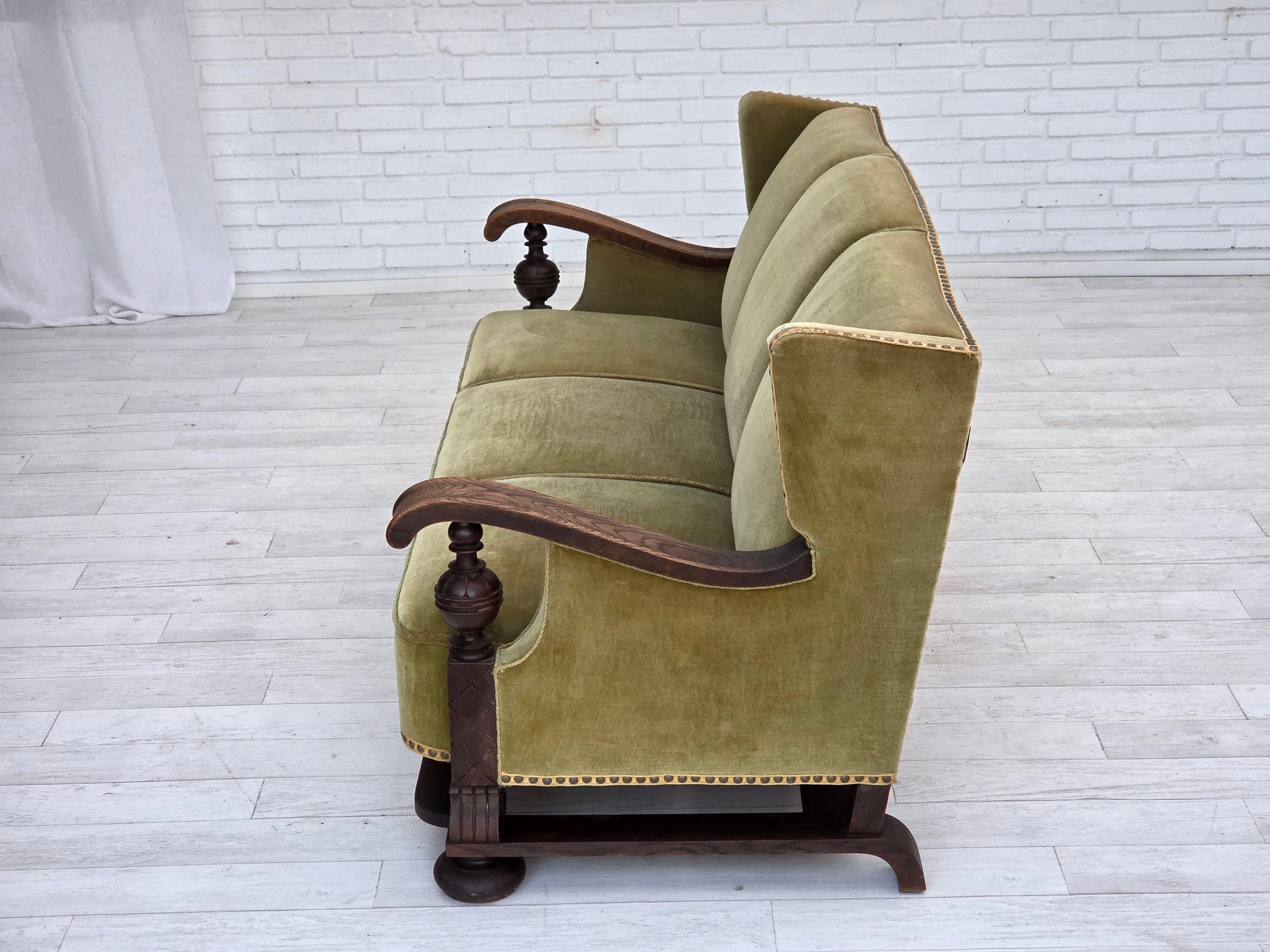 1950er Jahre, 3-sitziges dänisches Sofa, Originalzustand, Möbelvelours, Eichenholz. im Angebot 13
