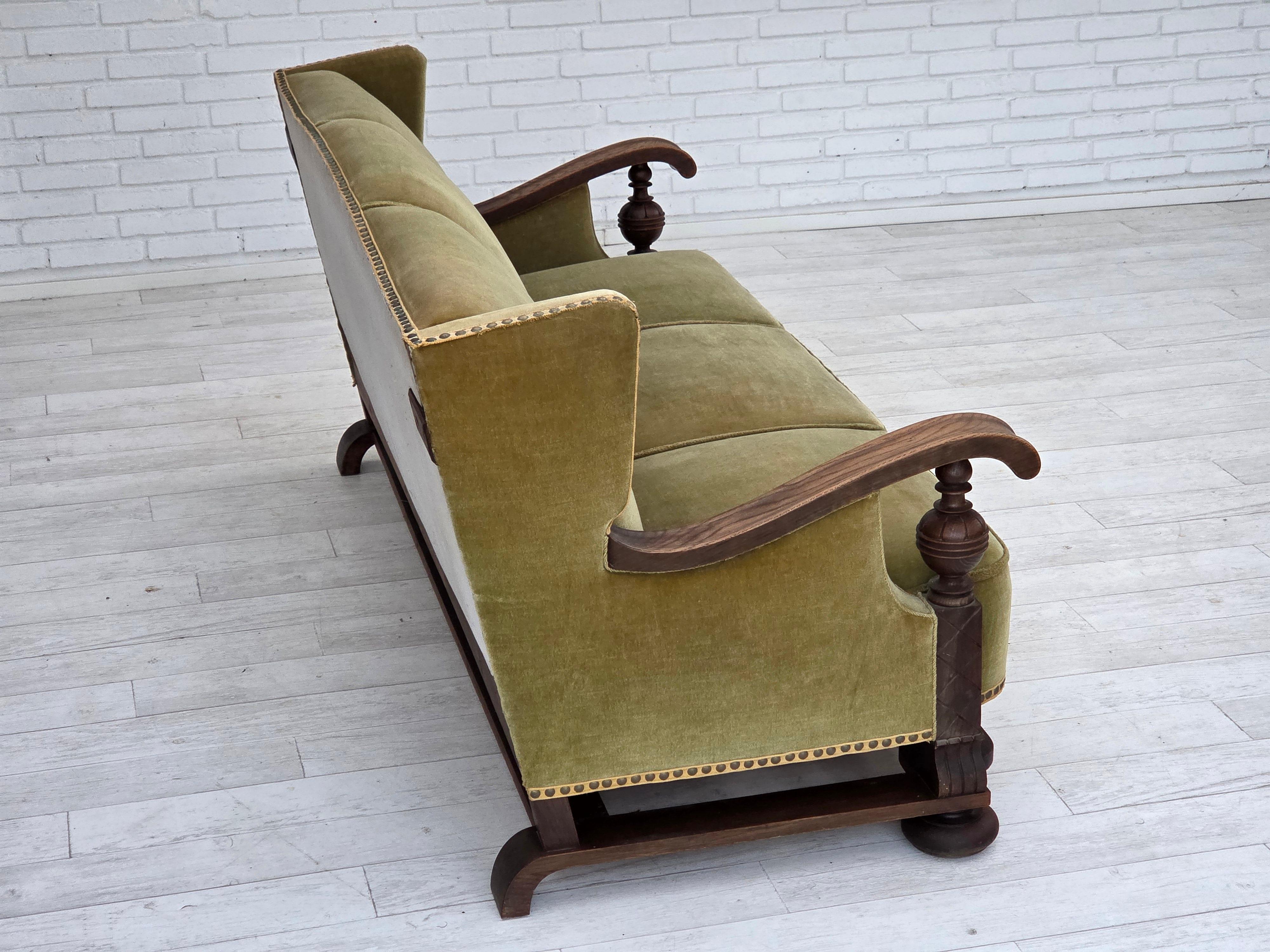 1950er Jahre, 3-sitziges dänisches Sofa, Originalzustand, Möbelvelours, Eichenholz. (Skandinavische Moderne) im Angebot