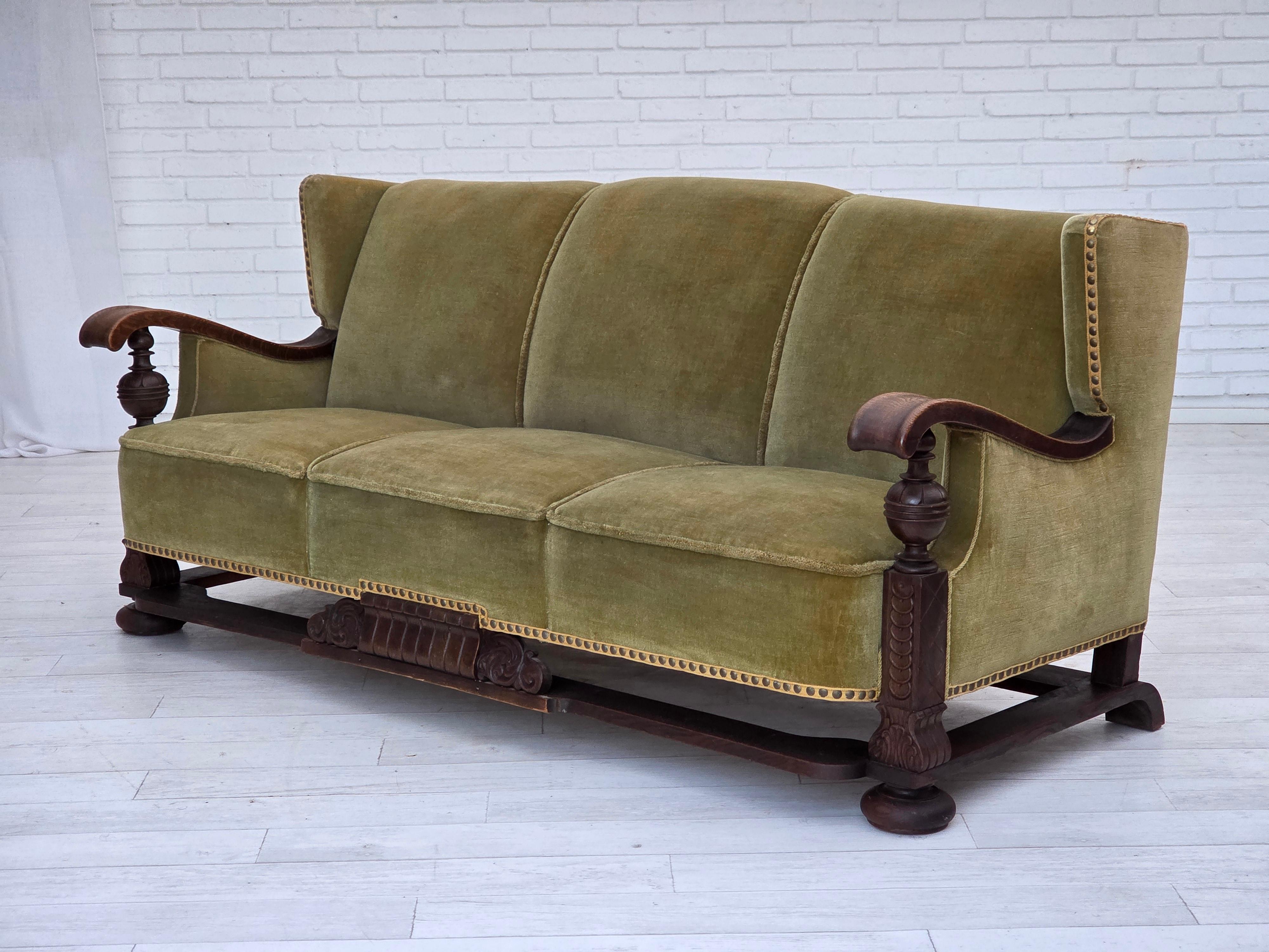 1950er Jahre, 3-sitziges dänisches Sofa, Originalzustand, Möbelvelours, Eichenholz. (Dänisch) im Angebot