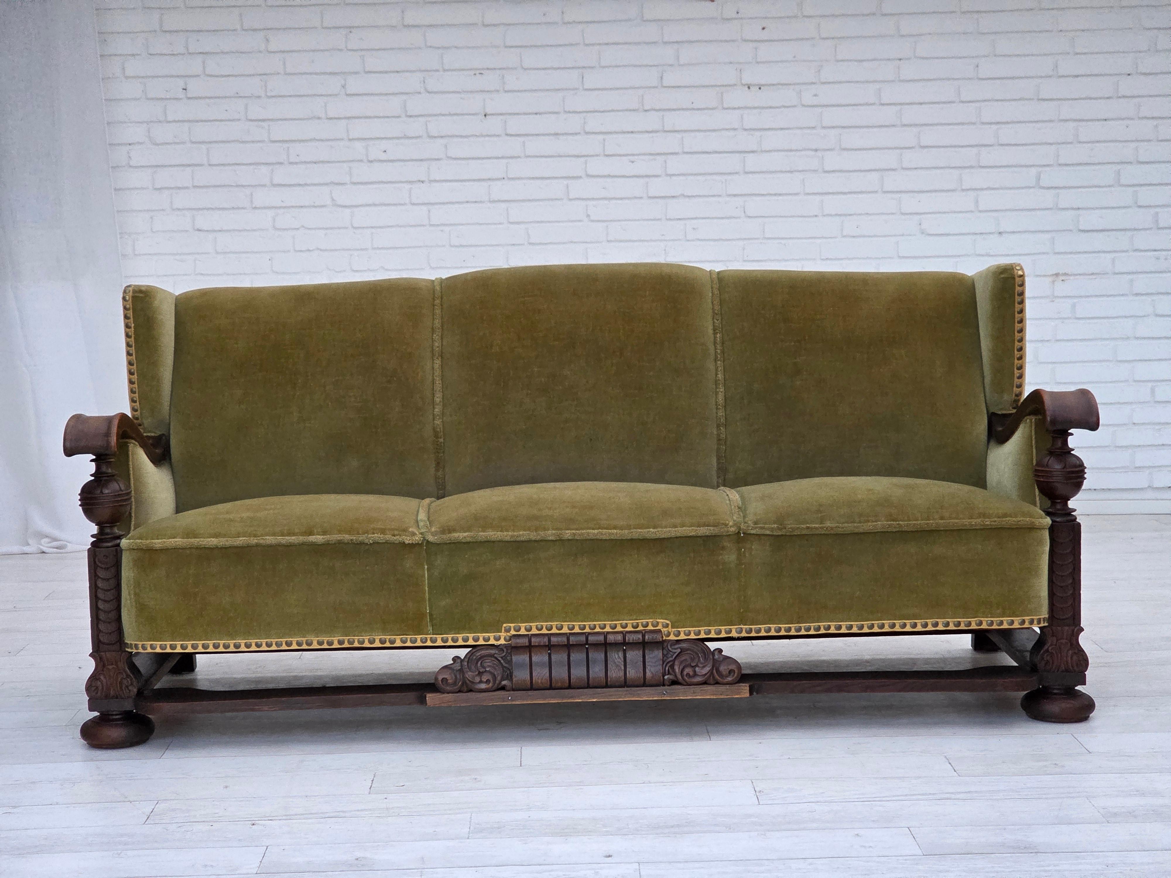 1950er Jahre, 3-sitziges dänisches Sofa, Originalzustand, Möbelvelours, Eichenholz. im Zustand „Gut“ im Angebot in Tarm, 82