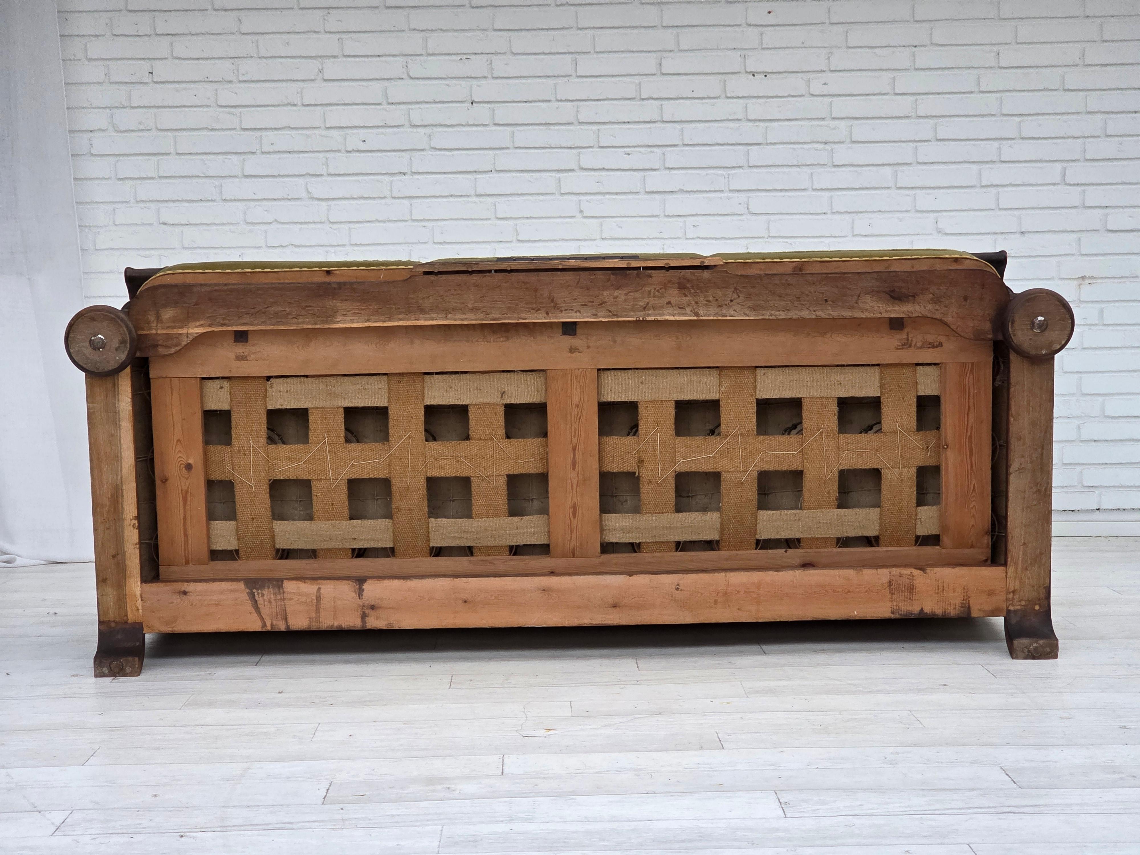 1950er Jahre, 3-sitziges dänisches Sofa, Originalzustand, Möbelvelours, Eichenholz. (Mitte des 20. Jahrhunderts) im Angebot