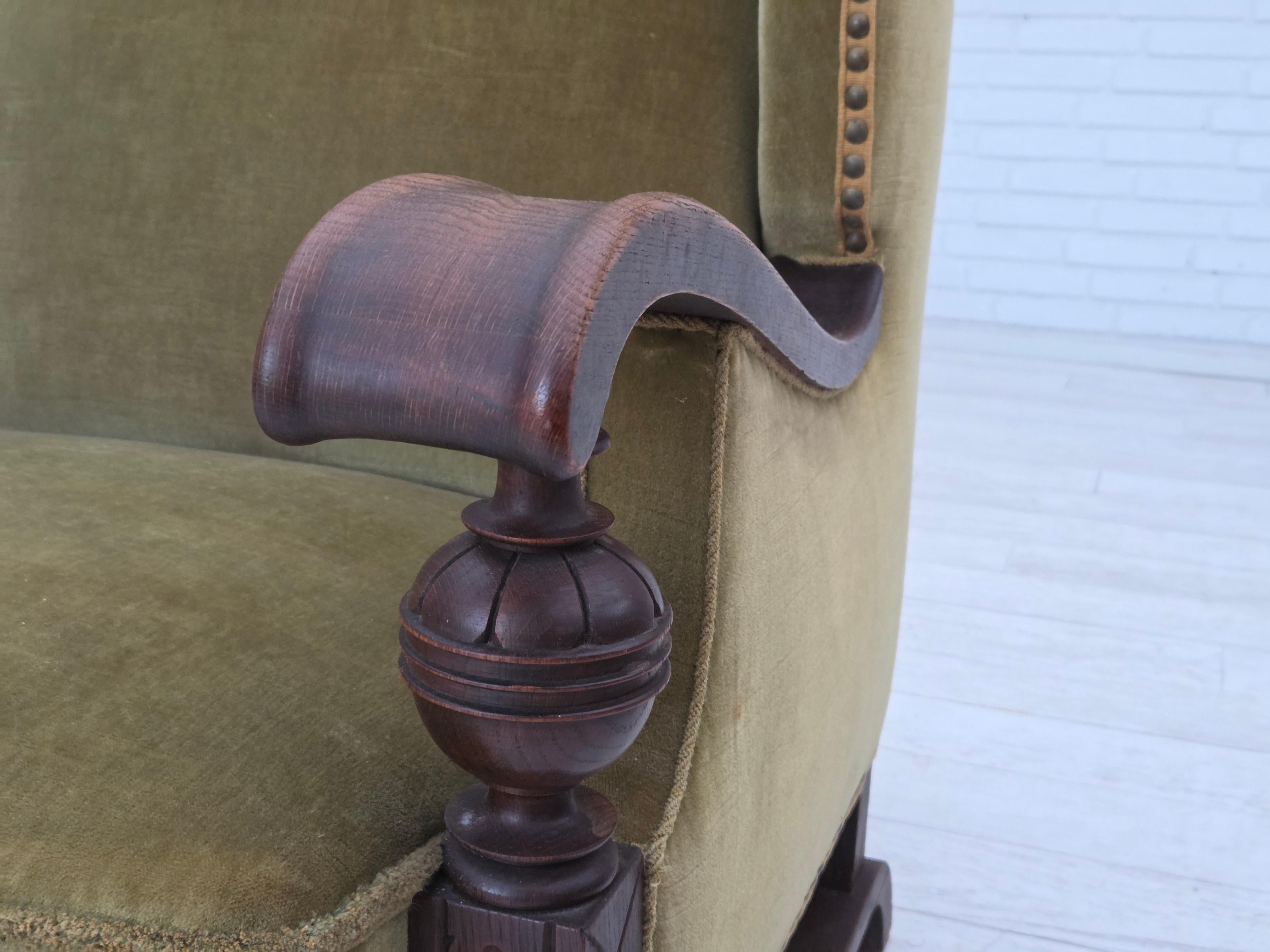 1950er Jahre, 3-sitziges dänisches Sofa, Originalzustand, Möbelvelours, Eichenholz. (Samt) im Angebot