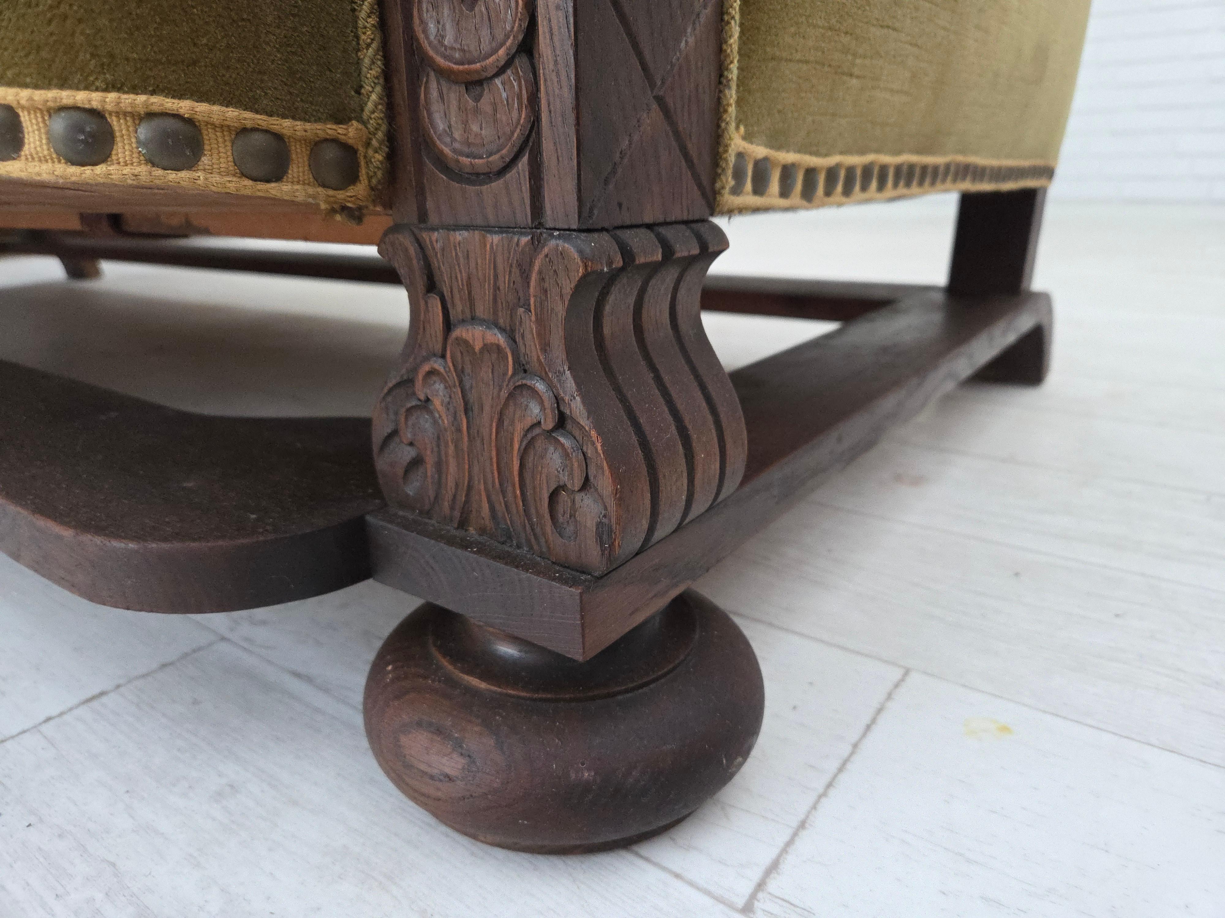 1950er Jahre, 3-sitziges dänisches Sofa, Originalzustand, Möbelvelours, Eichenholz. im Angebot 1