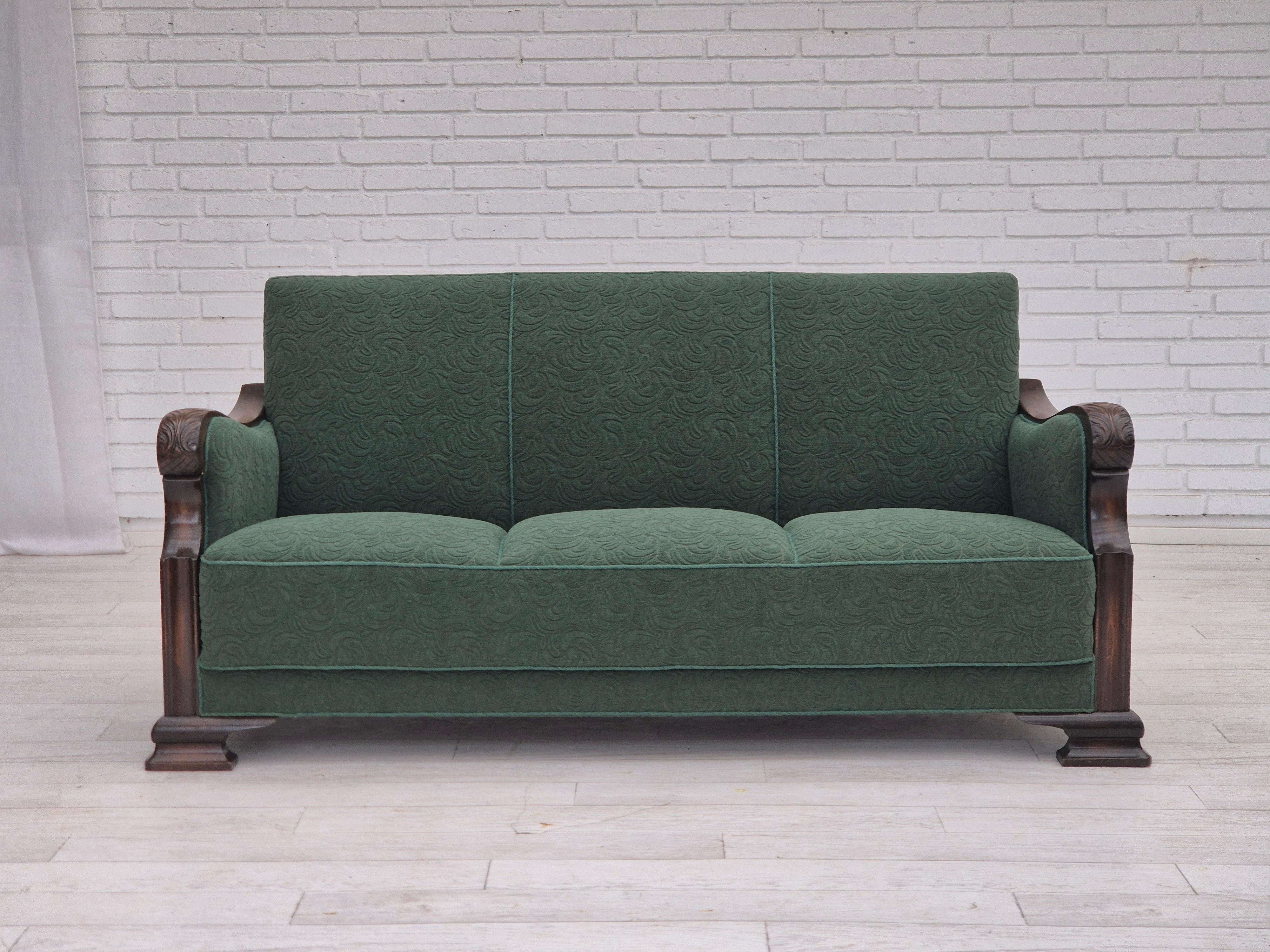 1950er Jahre, 3-sitziges Sofa. Grüne Möbelmischung aus Wolle, Buchenholz, Messingfedern in der Sitzfläche. Das Sofa wurde vor etwa 15 Jahren von einem Handwerker neu gepolstert. Sehr guter Zustand: keine Gerüche, keine Flecken und stabile