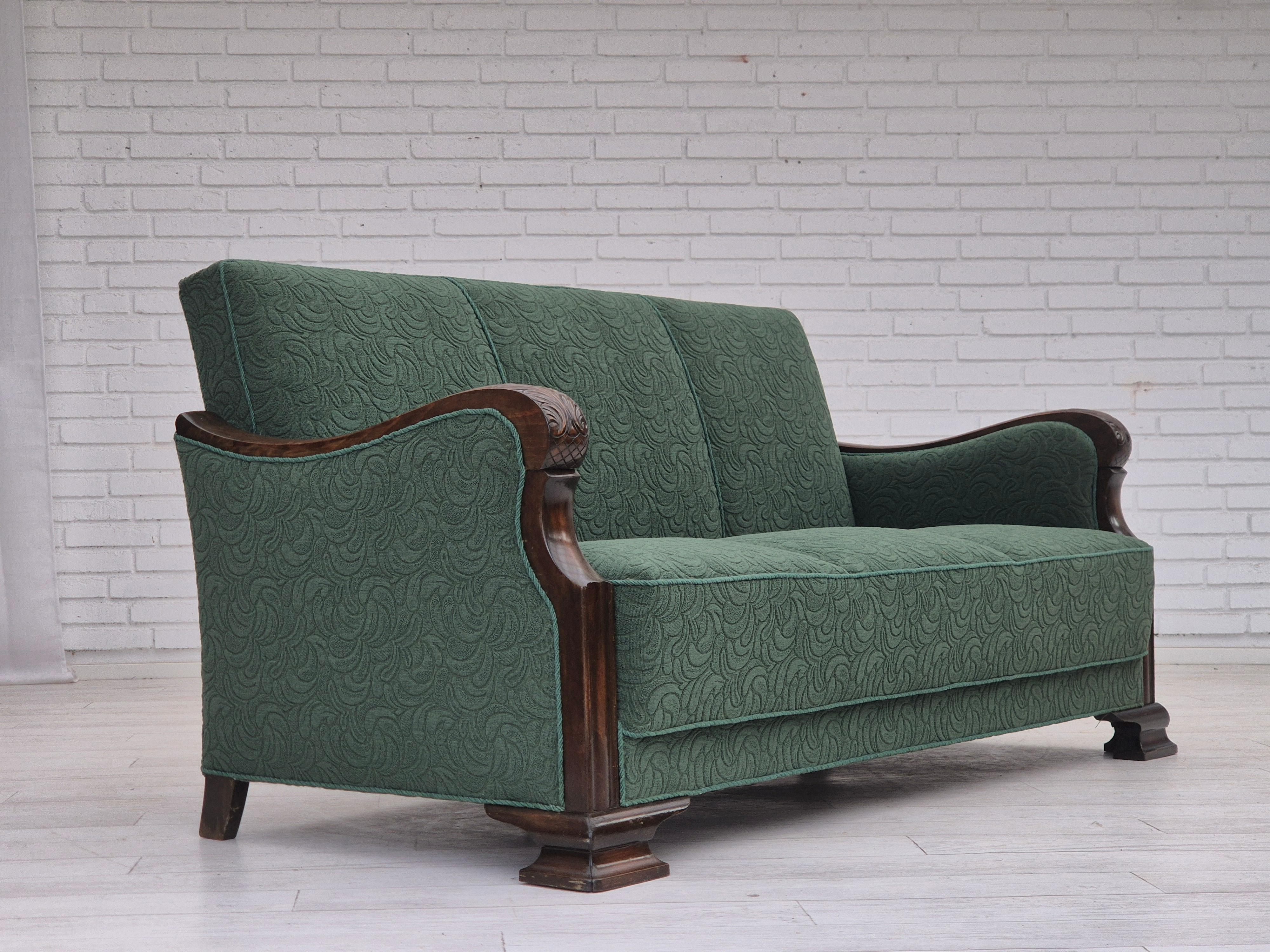 1950er Jahre, 3-sitziges Sofa, grüne Möbelmischung Wolle, Buchenholz. (Skandinavische Moderne) im Angebot