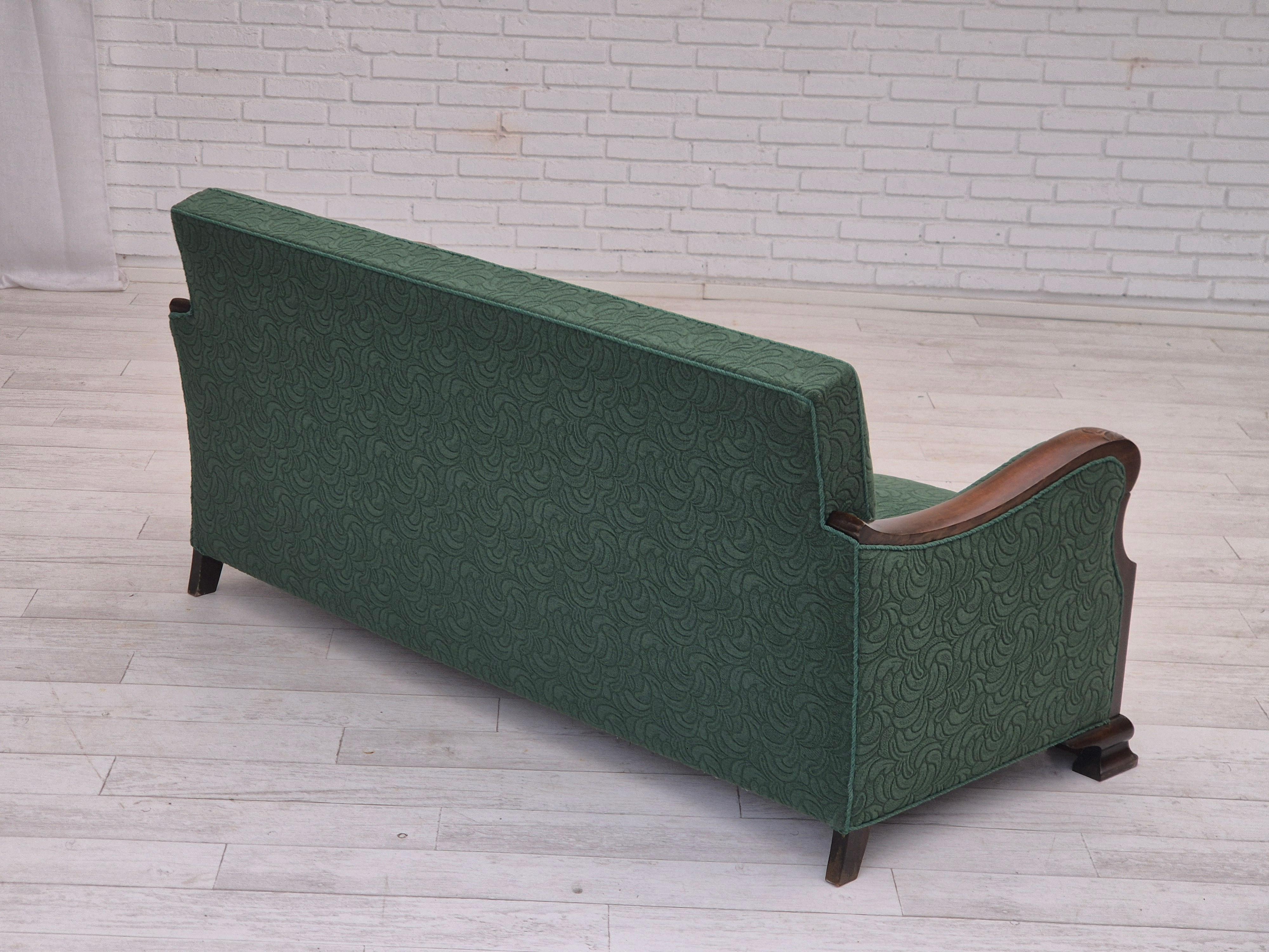 1950er Jahre, 3-sitziges Sofa, grüne Möbelmischung Wolle, Buchenholz. (Mitte des 20. Jahrhunderts) im Angebot
