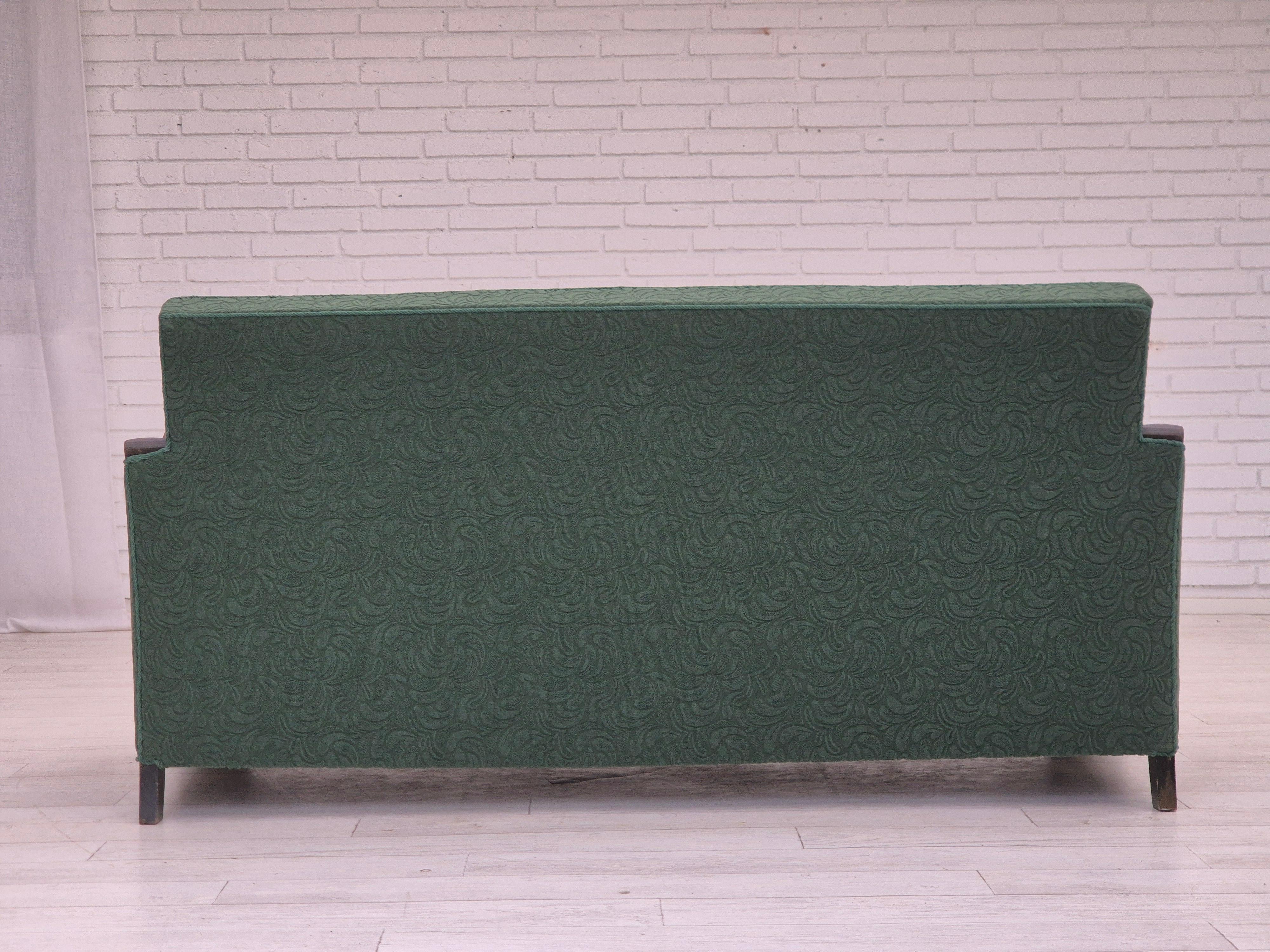 1950er Jahre, 3-sitziges Sofa, grüne Möbelmischung Wolle, Buchenholz. im Angebot 1