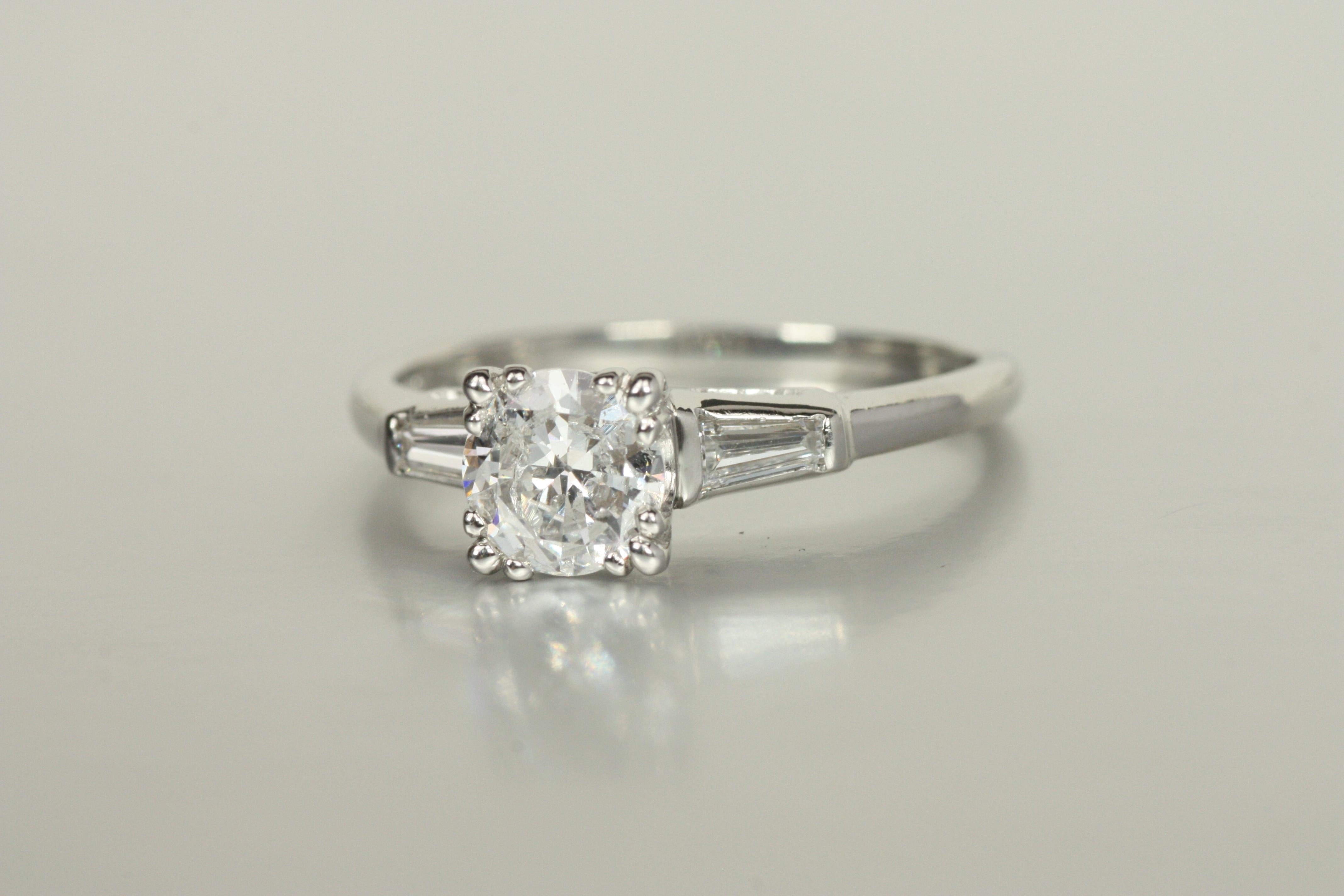 Round Cut 1950s 3-Stone Engagement Ring – 0.84ct Round & Baguette Diamonds in Platinum For Sale