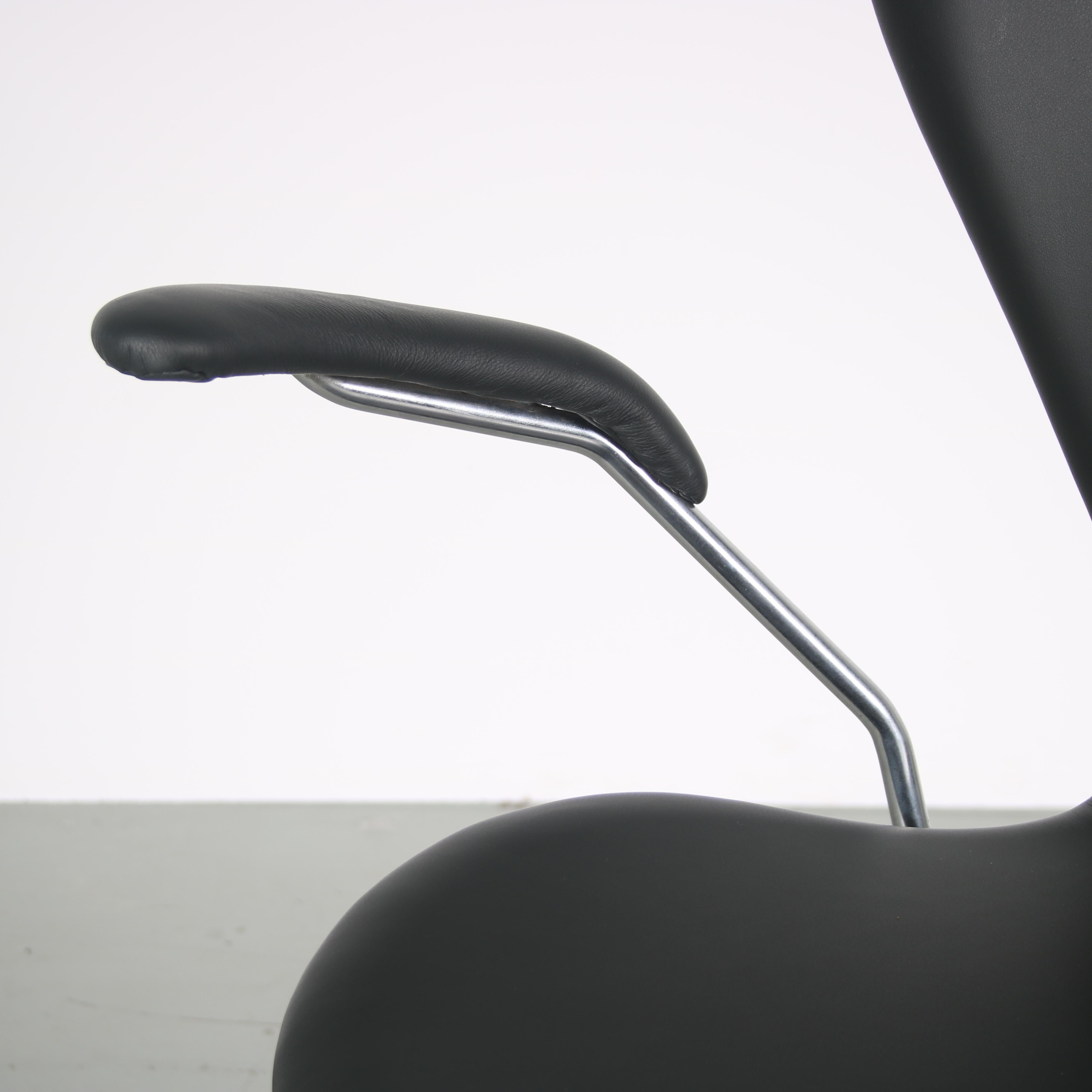 1950s “3217” Swivel desk chair by Arne Jacobsen for Fritz Hansen, Denmark For Sale 4