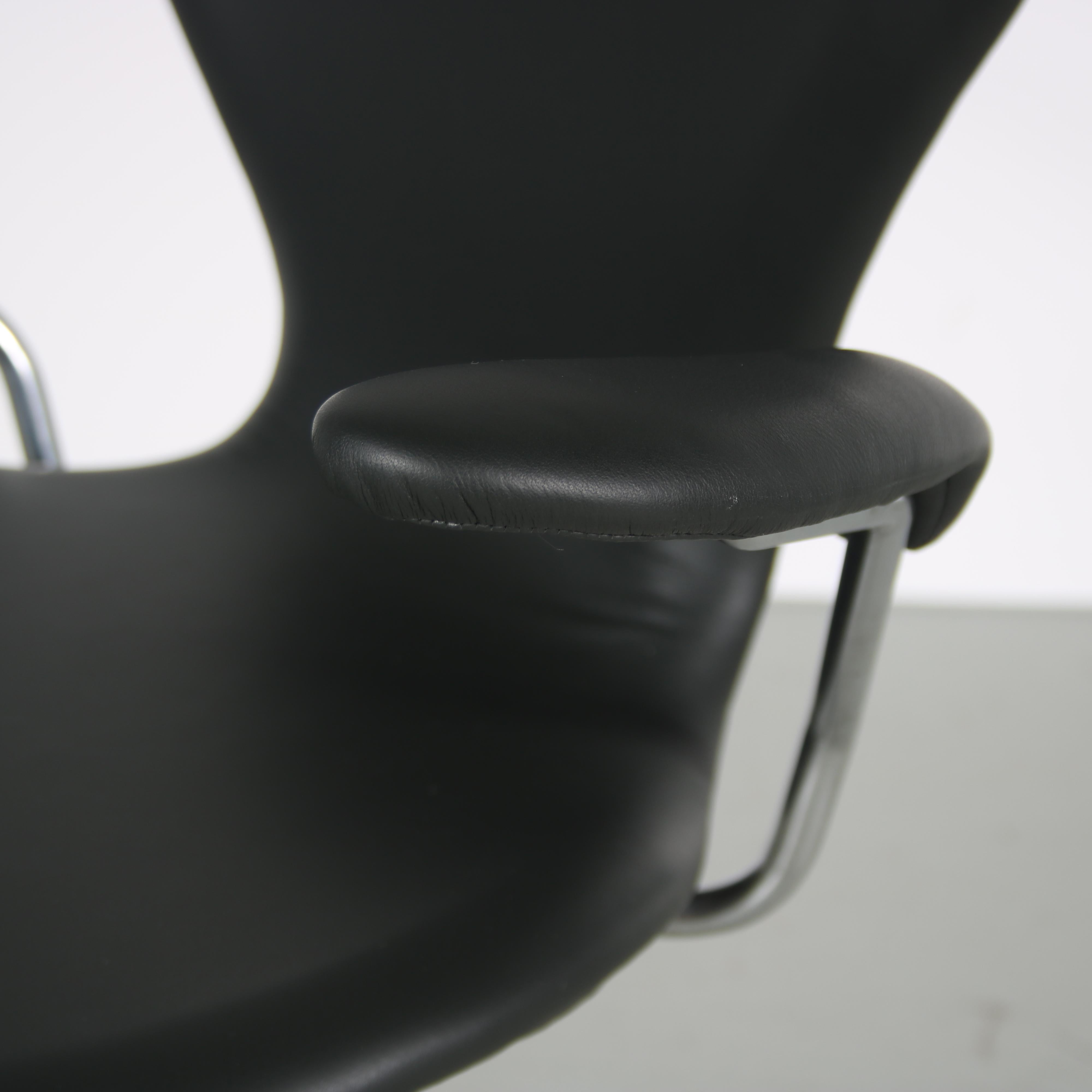 1950s “3217” Swivel desk chair by Arne Jacobsen for Fritz Hansen, Denmark For Sale 5