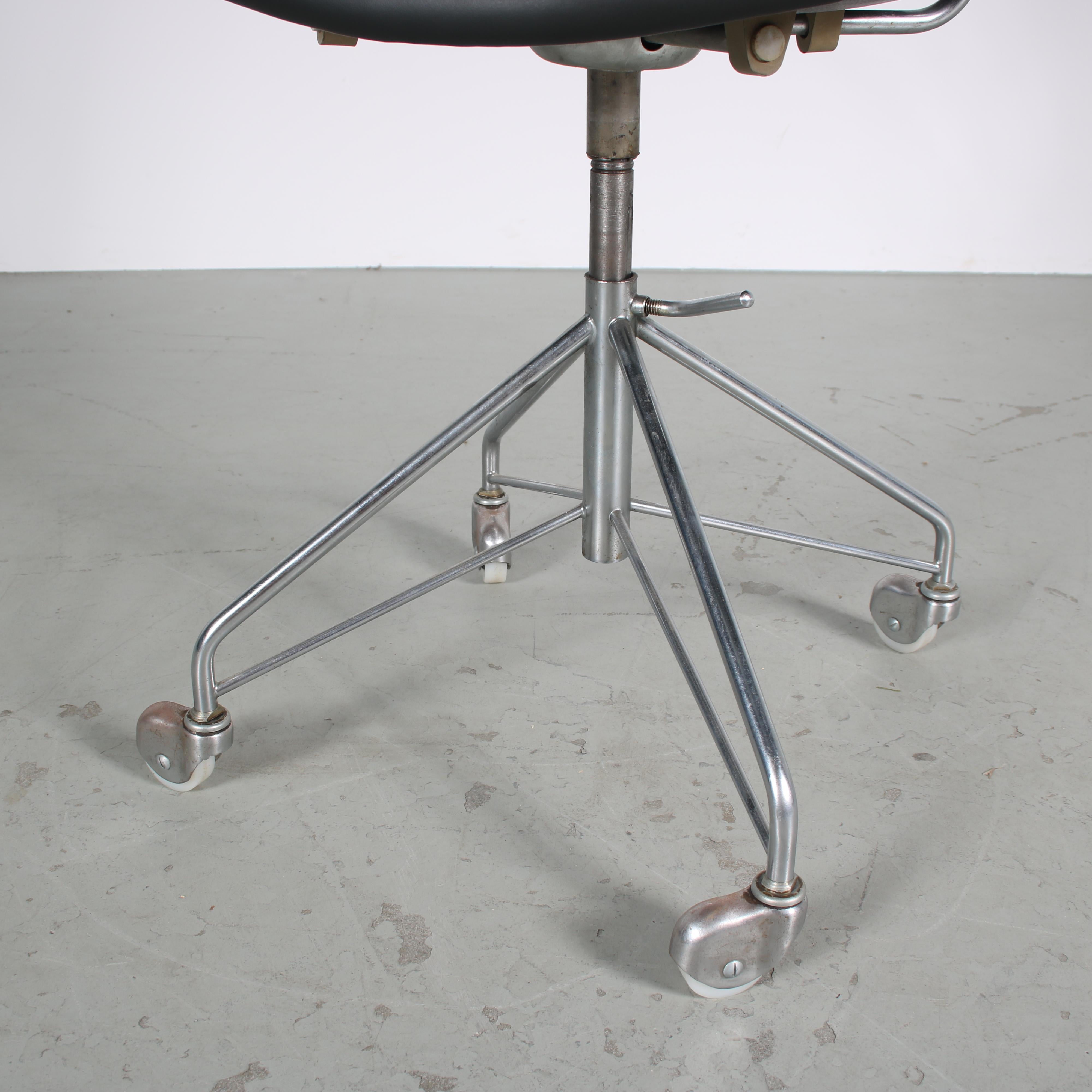 1950s “3217” Swivel desk chair by Arne Jacobsen for Fritz Hansen, Denmark For Sale 7