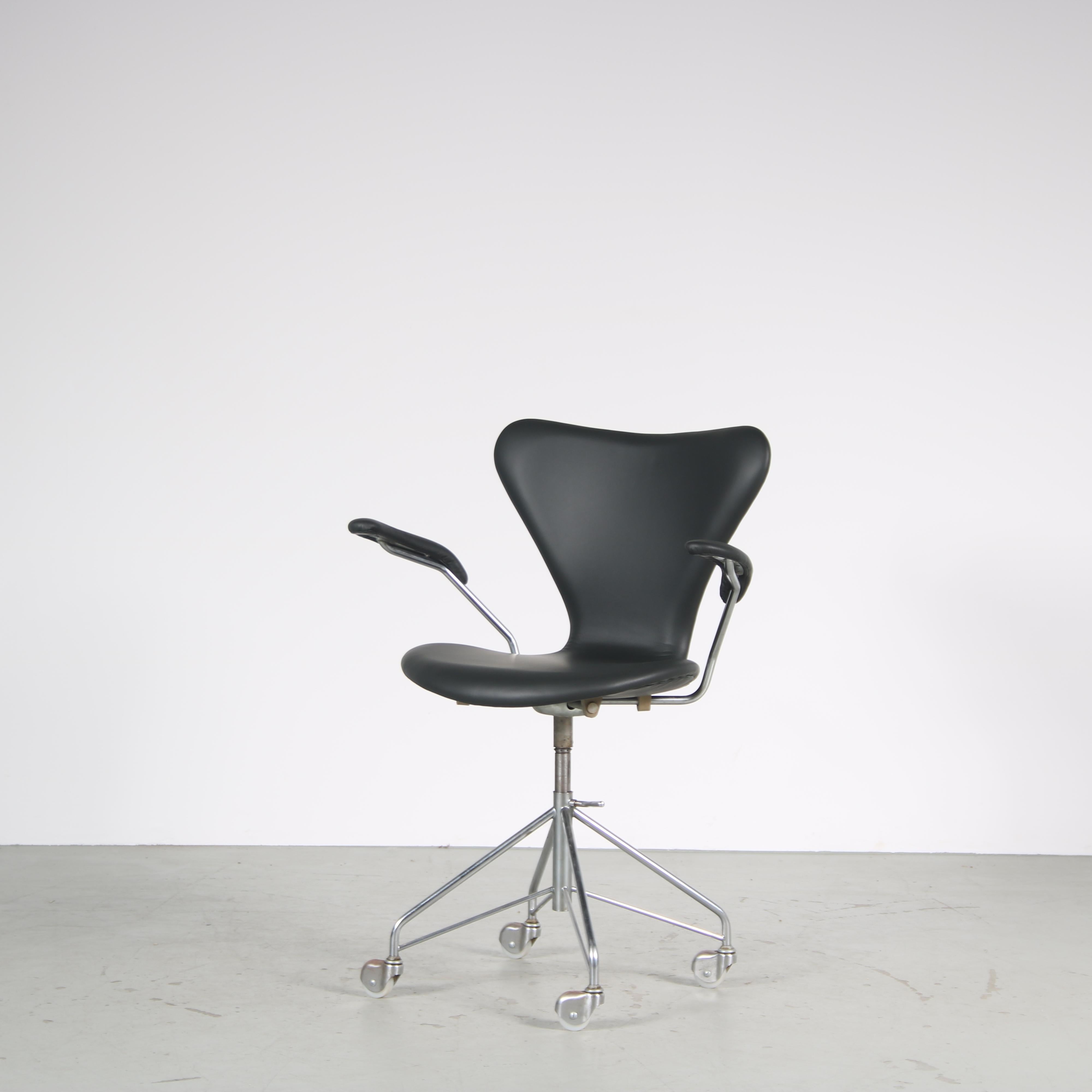 A beautiful swivel desk chair, model “3217”, designed by Arne Jacobsen and manufactured by Fritz Hansen in Denmark around 1960.

This highly recognizable piece has a chrome plated tubular metal base on wheels. The rounded design of the seat gives it