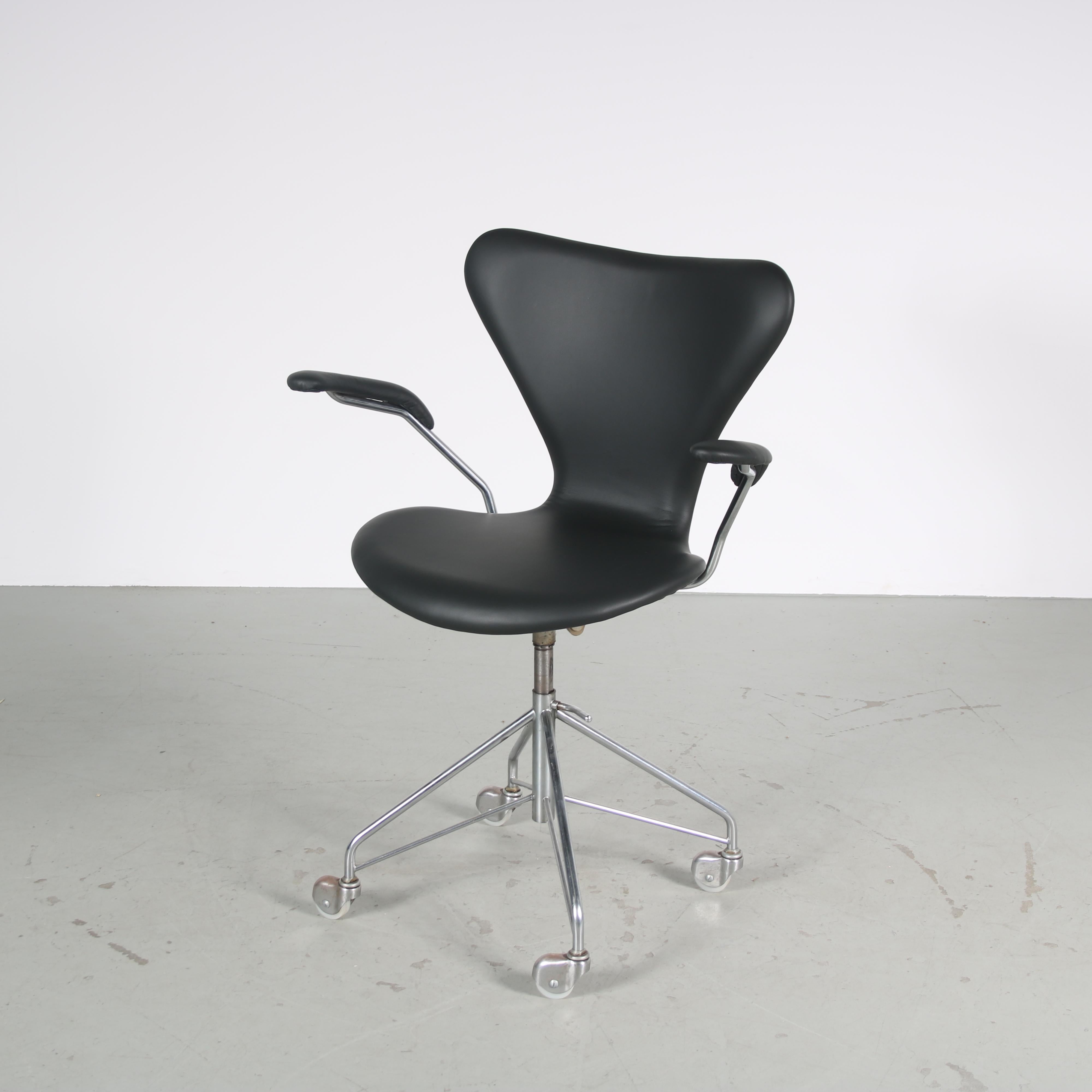 Danish 1950s “3217” Swivel desk chair by Arne Jacobsen for Fritz Hansen, Denmark For Sale