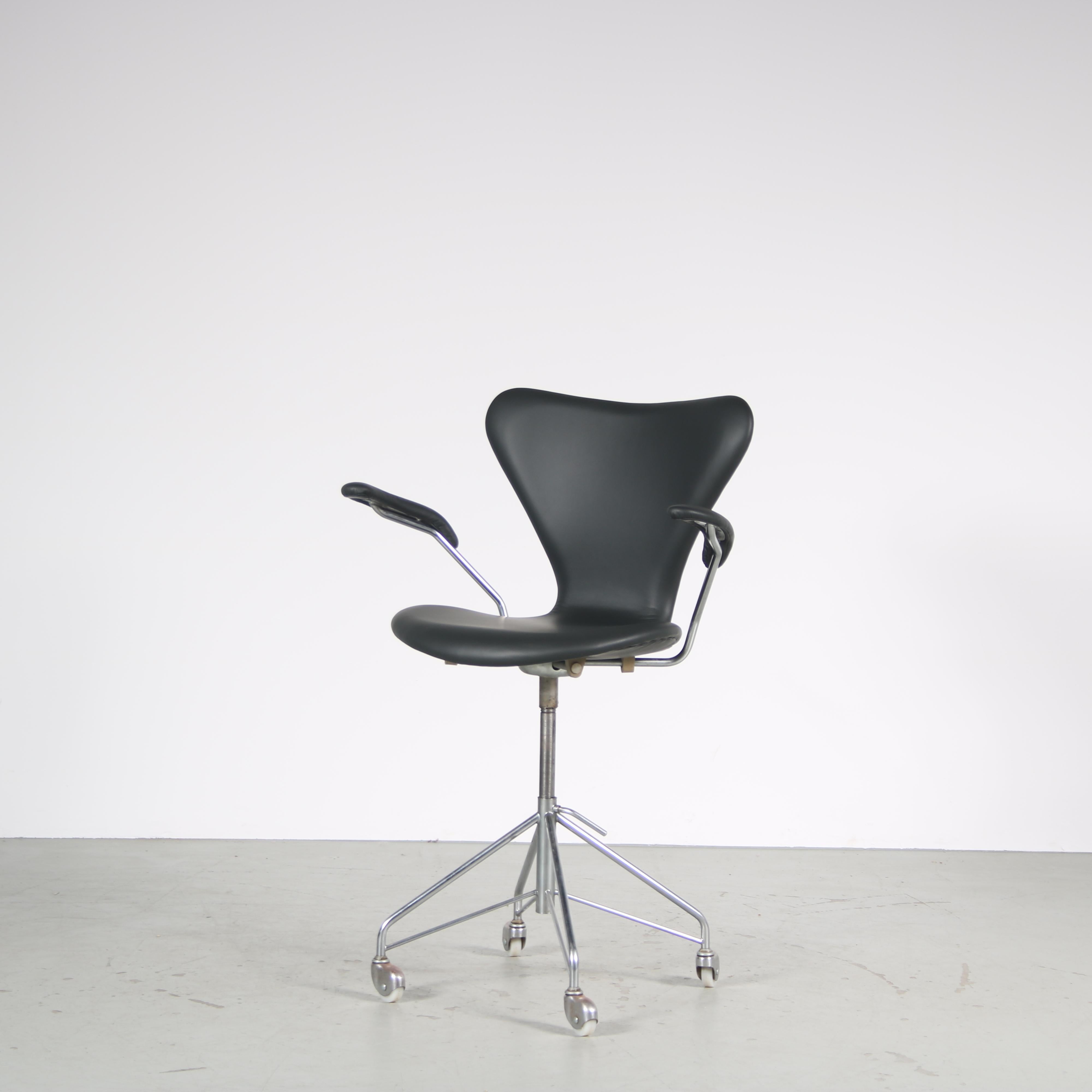 Mid-20th Century 1950s “3217” Swivel desk chair by Arne Jacobsen for Fritz Hansen, Denmark For Sale