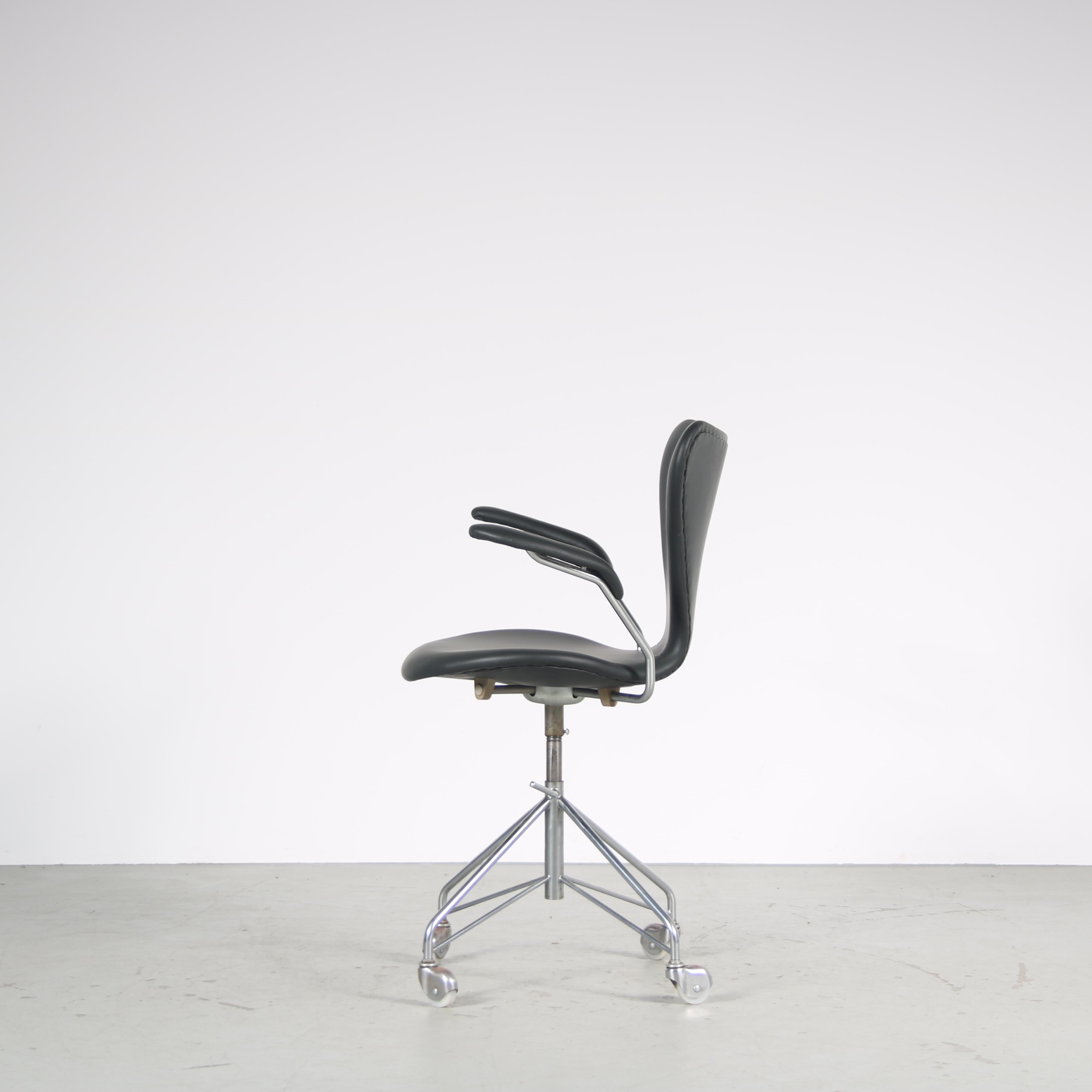 Metal 1950s “3217” Swivel desk chair by Arne Jacobsen for Fritz Hansen, Denmark For Sale