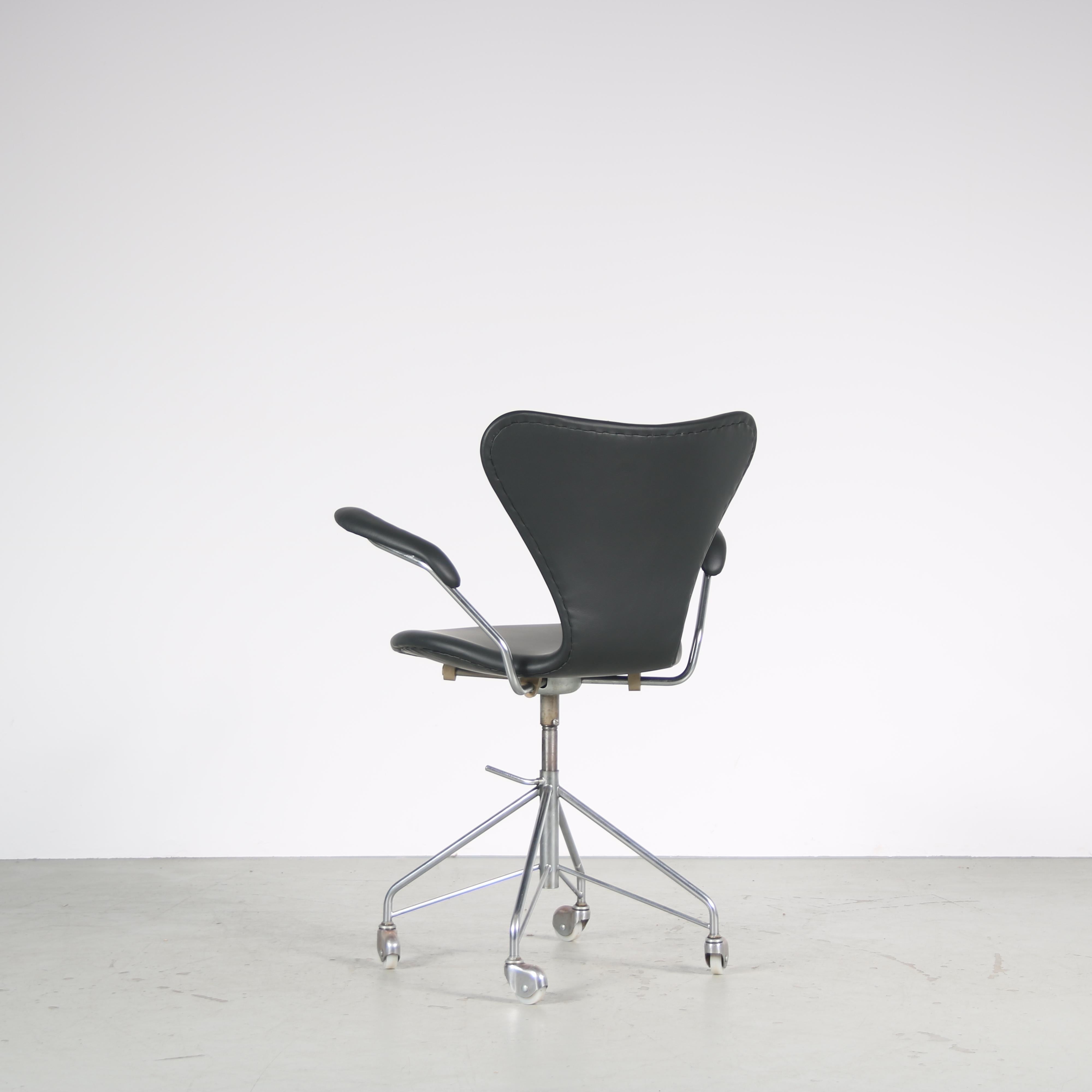 1950s “3217” Swivel desk chair by Arne Jacobsen for Fritz Hansen, Denmark For Sale 1