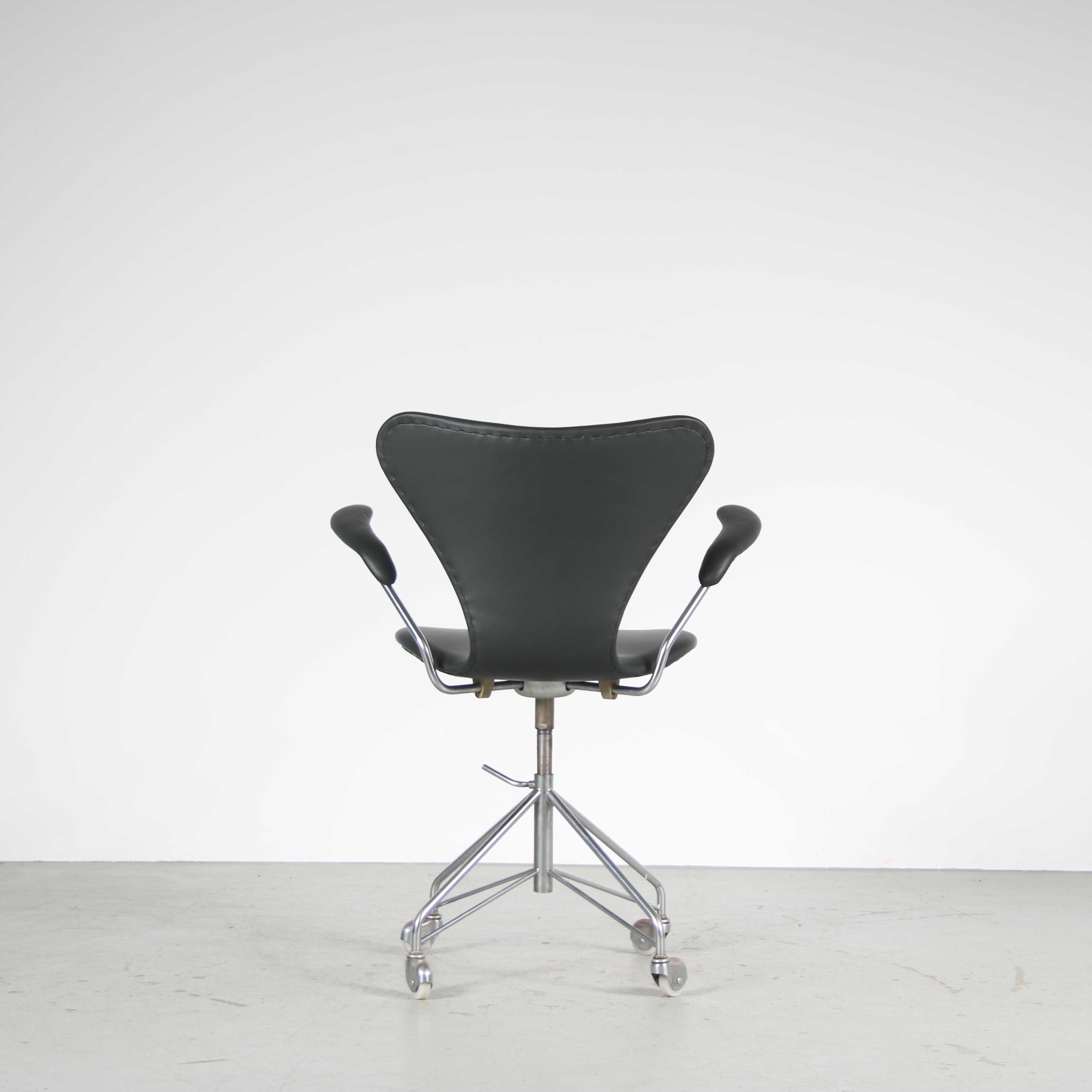 1950s “3217” Swivel desk chair by Arne Jacobsen for Fritz Hansen, Denmark For Sale 2