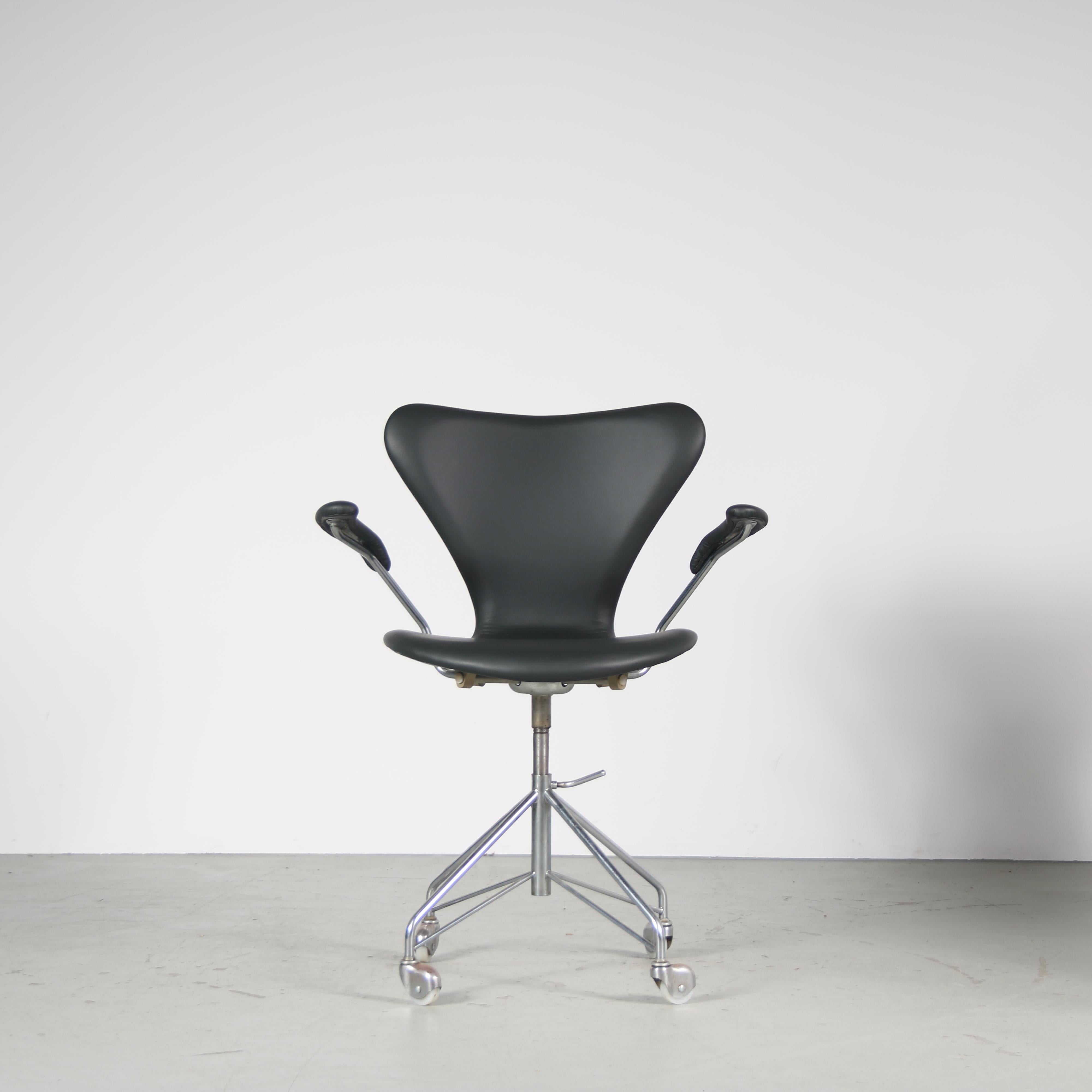 1950s “3217” Swivel desk chair by Arne Jacobsen for Fritz Hansen, Denmark For Sale 3