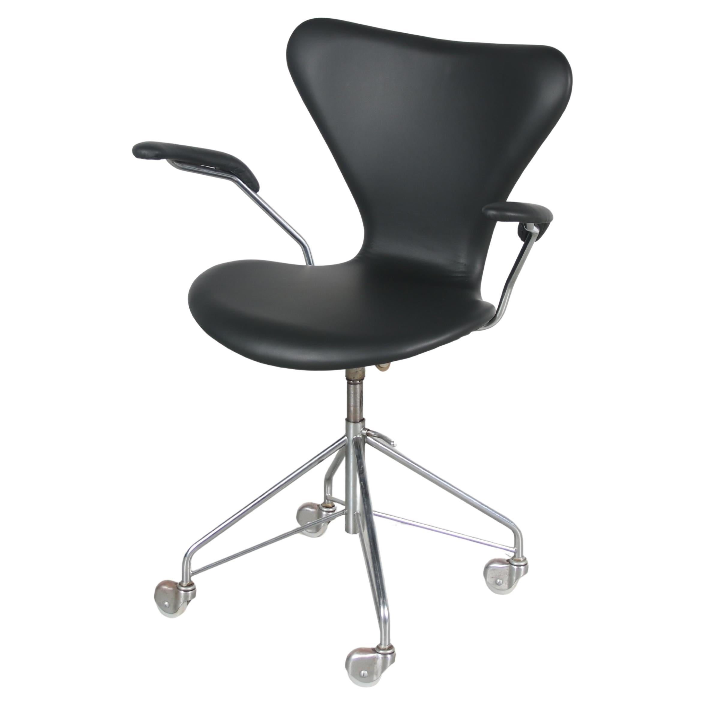 1950s “3217” Swivel desk chair by Arne Jacobsen for Fritz Hansen, Denmark For Sale
