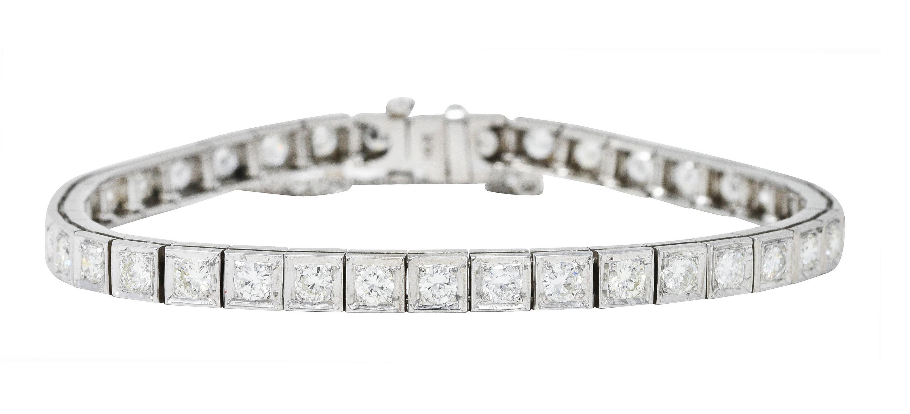 Das Armband aus Gliedern in quadratischer Form besteht aus beweglichen Gliedern

Mit Übergangs- und runden Diamanten im Brillantschliff besetzt

Mit einem Gesamtgewicht von ca. 4,00 Karat, Farbe H/I und Gesamt Reinheit VS

Vervollständigt durch