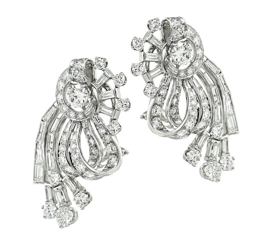 Si tratta di un elegante paio di orecchini in platino degli anni Cinquanta. Gli orecchini sono caratterizzati da scintillanti diamanti rotondi e a taglio baguette che pesano circa 4,50 carati. Il colore dei diamanti è G-H con purezza VS. Gli